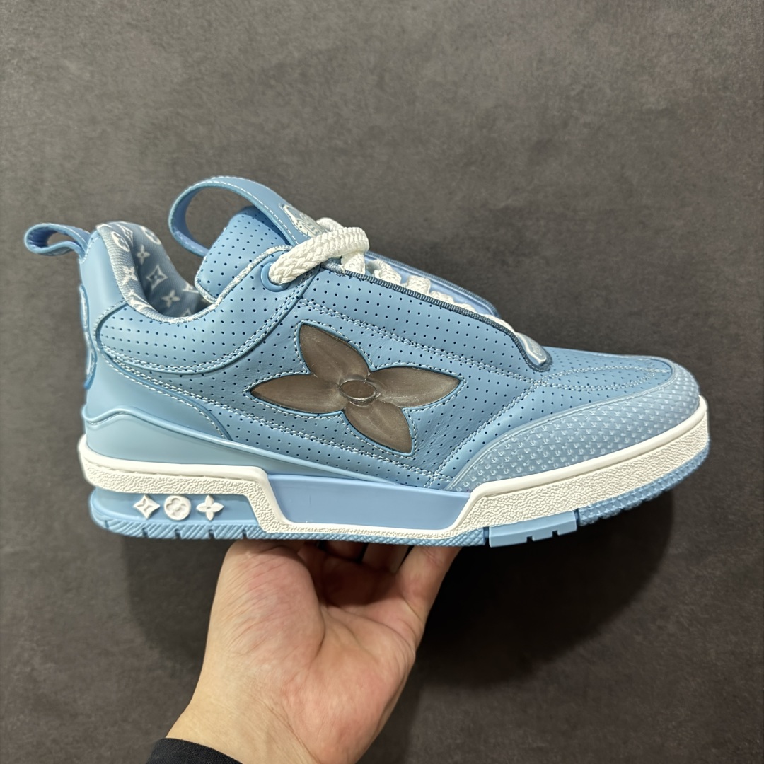 【广东纯原版本】LV Skate Sneaker 路易威登 2025年新款运动板鞋 蛇年限定 春夏秀场初次亮相,此次以粒面牛皮革焕新呈现。加垫鞋领和鞋舌援引滑板鞋设计,科技鞋带和橡胶外底完善整体。粒面牛皮革网面拼接鞋面,橡胶外底,鞋舌和鞋底 后部饰有 LV 标识。 尺码:35-46-选品中心