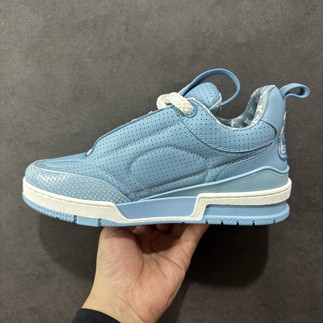 图片[2]-【广东纯原版本】LV Skate Sneaker 路易威登 2025年新款运动板鞋 蛇年限定 春夏秀场初次亮相，此次以粒面牛皮革焕新呈现。加垫鞋领和鞋舌援引滑板鞋设计，科技鞋带和橡胶外底完善整体。粒面牛皮革网面拼接鞋面，橡胶外底，鞋舌和鞋底 后部饰有 LV 标识。 尺码：35-46-选品中心