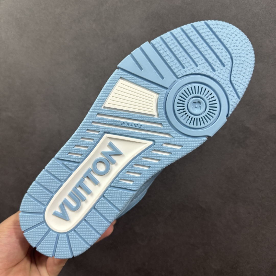 图片[9]-【广东纯原版本】LV Skate Sneaker 路易威登 2025年新款运动板鞋 蛇年限定 春夏秀场初次亮相，此次以粒面牛皮革焕新呈现。加垫鞋领和鞋舌援引滑板鞋设计，科技鞋带和橡胶外底完善整体。粒面牛皮革网面拼接鞋面，橡胶外底，鞋舌和鞋底 后部饰有 LV 标识。 尺码：35-46-选品中心