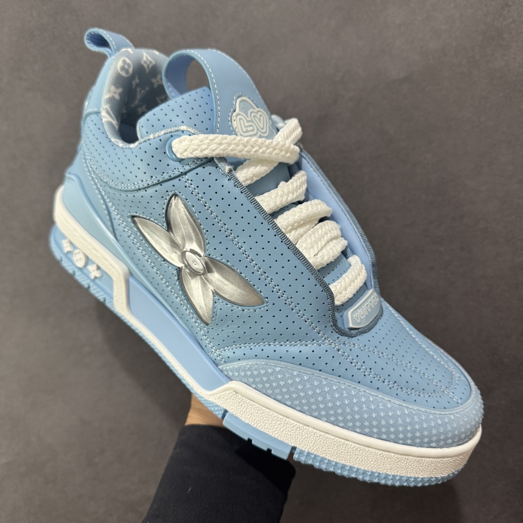 图片[3]-【广东纯原版本】LV Skate Sneaker 路易威登 2025年新款运动板鞋 蛇年限定 春夏秀场初次亮相，此次以粒面牛皮革焕新呈现。加垫鞋领和鞋舌援引滑板鞋设计，科技鞋带和橡胶外底完善整体。粒面牛皮革网面拼接鞋面，橡胶外底，鞋舌和鞋底 后部饰有 LV 标识。 尺码：35-46-选品中心