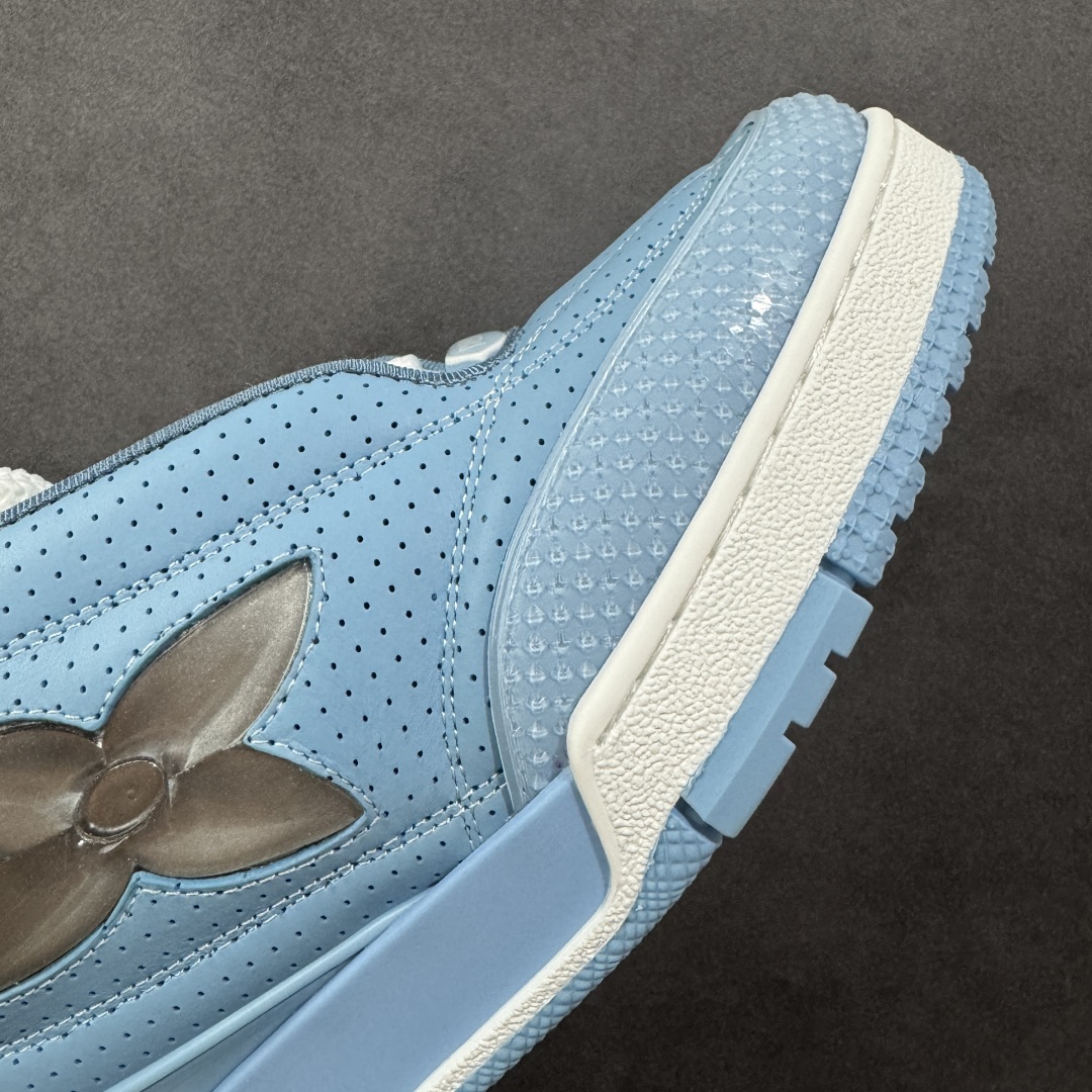 图片[5]-【广东纯原版本】LV Skate Sneaker 路易威登 2025年新款运动板鞋 蛇年限定 春夏秀场初次亮相，此次以粒面牛皮革焕新呈现。加垫鞋领和鞋舌援引滑板鞋设计，科技鞋带和橡胶外底完善整体。粒面牛皮革网面拼接鞋面，橡胶外底，鞋舌和鞋底 后部饰有 LV 标识。 尺码：35-46-选品中心