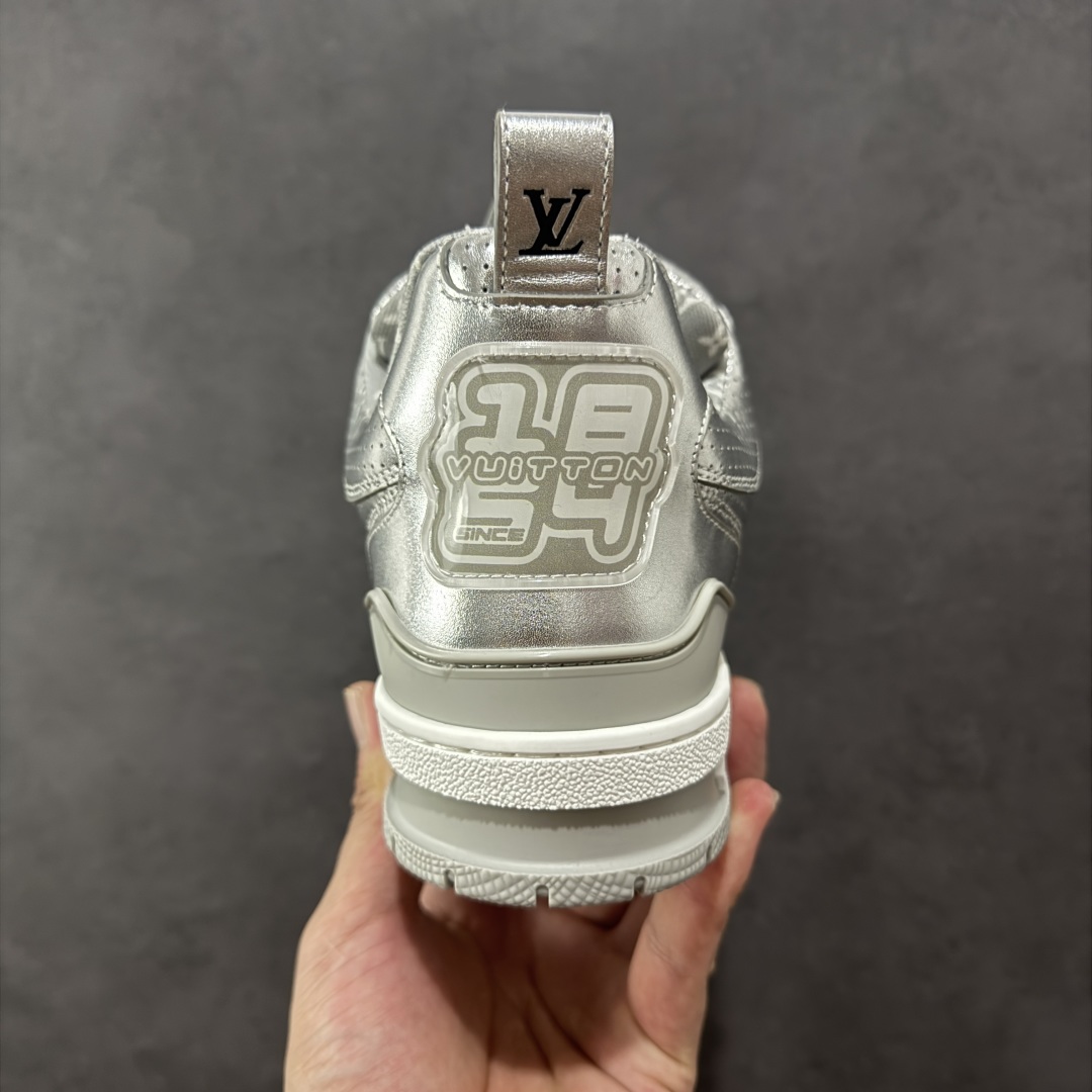 图片[4]-【广东纯原版本】LV Skate Sneaker 路易威登 2025年新款运动板鞋 蛇年限定 春夏秀场初次亮相，此次以粒面牛皮革焕新呈现。加垫鞋领和鞋舌援引滑板鞋设计，科技鞋带和橡胶外底完善整体。粒面牛皮革网面拼接鞋面，橡胶外底，鞋舌和鞋底 后部饰有 LV 标识。 尺码：35-46-选品中心