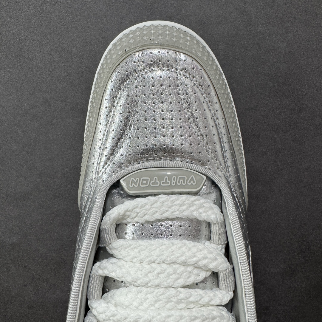 图片[8]-【广东纯原版本】LV Skate Sneaker 路易威登 2025年新款运动板鞋 蛇年限定 春夏秀场初次亮相，此次以粒面牛皮革焕新呈现。加垫鞋领和鞋舌援引滑板鞋设计，科技鞋带和橡胶外底完善整体。粒面牛皮革网面拼接鞋面，橡胶外底，鞋舌和鞋底 后部饰有 LV 标识。 尺码：35-46-选品中心