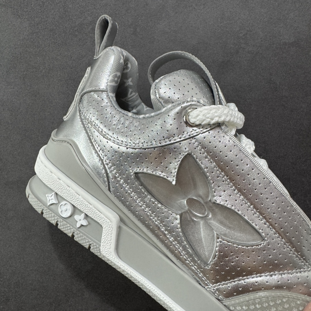 图片[6]-【广东纯原版本】LV Skate Sneaker 路易威登 2025年新款运动板鞋 蛇年限定 春夏秀场初次亮相，此次以粒面牛皮革焕新呈现。加垫鞋领和鞋舌援引滑板鞋设计，科技鞋带和橡胶外底完善整体。粒面牛皮革网面拼接鞋面，橡胶外底，鞋舌和鞋底 后部饰有 LV 标识。 尺码：35-46-选品中心