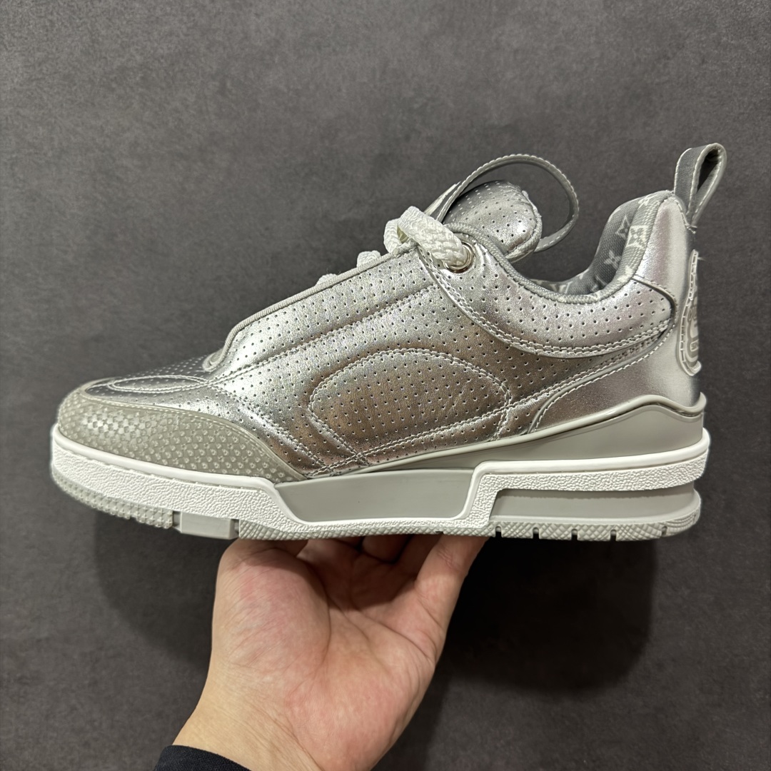 图片[2]-【广东纯原版本】LV Skate Sneaker 路易威登 2025年新款运动板鞋 蛇年限定 春夏秀场初次亮相，此次以粒面牛皮革焕新呈现。加垫鞋领和鞋舌援引滑板鞋设计，科技鞋带和橡胶外底完善整体。粒面牛皮革网面拼接鞋面，橡胶外底，鞋舌和鞋底 后部饰有 LV 标识。 尺码：35-46-选品中心
