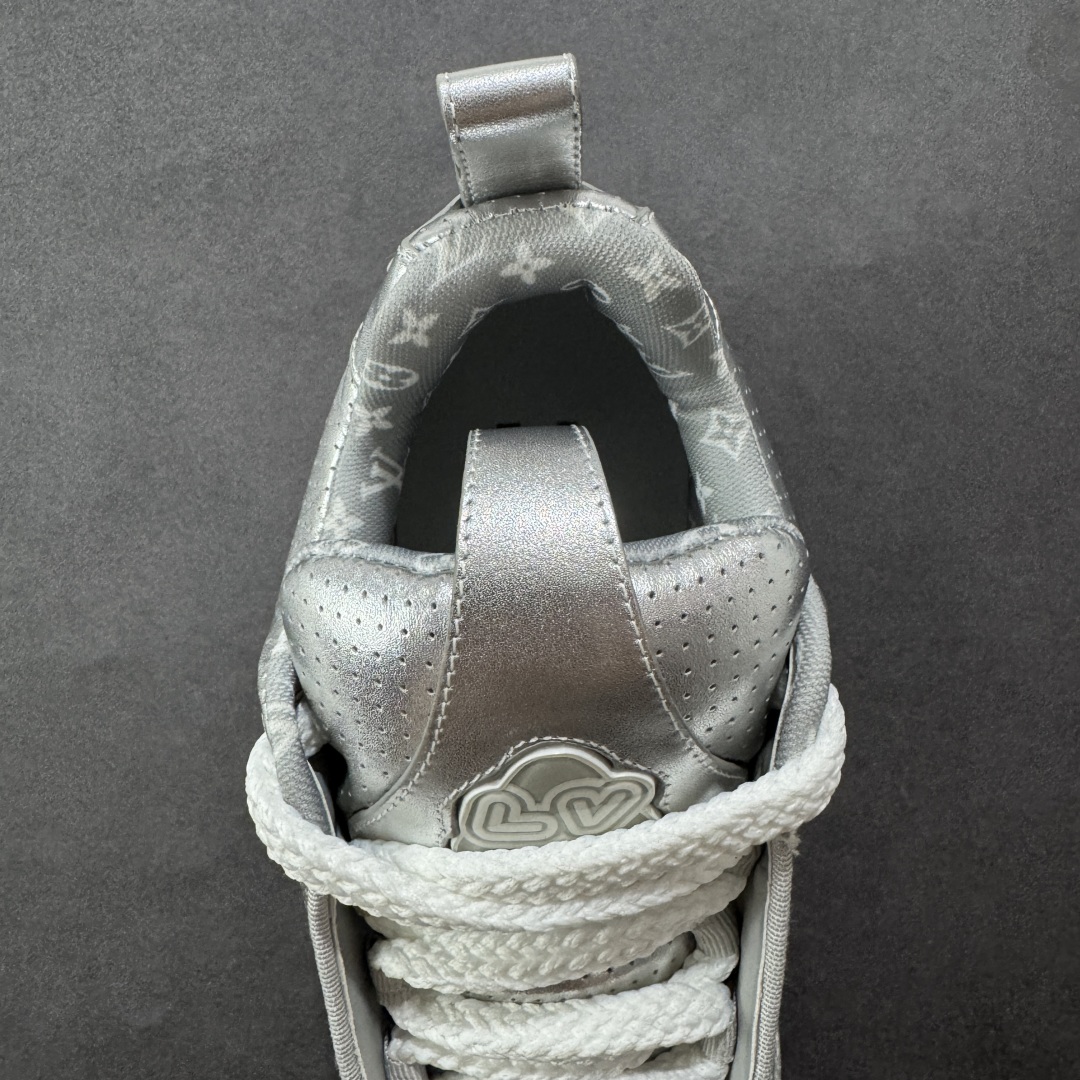 图片[7]-【广东纯原版本】LV Skate Sneaker 路易威登 2025年新款运动板鞋 蛇年限定 春夏秀场初次亮相，此次以粒面牛皮革焕新呈现。加垫鞋领和鞋舌援引滑板鞋设计，科技鞋带和橡胶外底完善整体。粒面牛皮革网面拼接鞋面，橡胶外底，鞋舌和鞋底 后部饰有 LV 标识。 尺码：35-46-选品中心