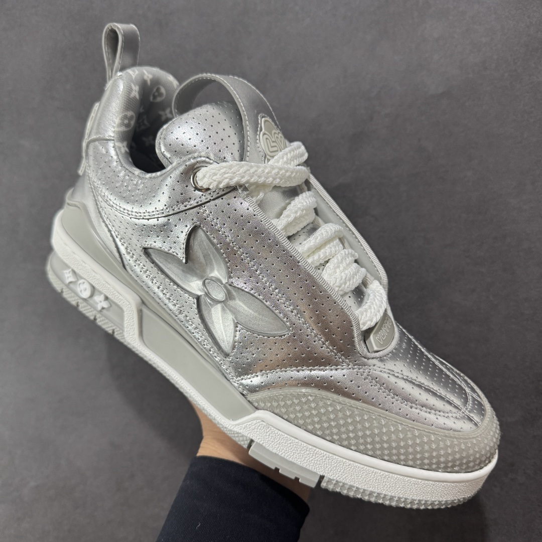 图片[3]-【广东纯原版本】LV Skate Sneaker 路易威登 2025年新款运动板鞋 蛇年限定 春夏秀场初次亮相，此次以粒面牛皮革焕新呈现。加垫鞋领和鞋舌援引滑板鞋设计，科技鞋带和橡胶外底完善整体。粒面牛皮革网面拼接鞋面，橡胶外底，鞋舌和鞋底 后部饰有 LV 标识。 尺码：35-46-选品中心