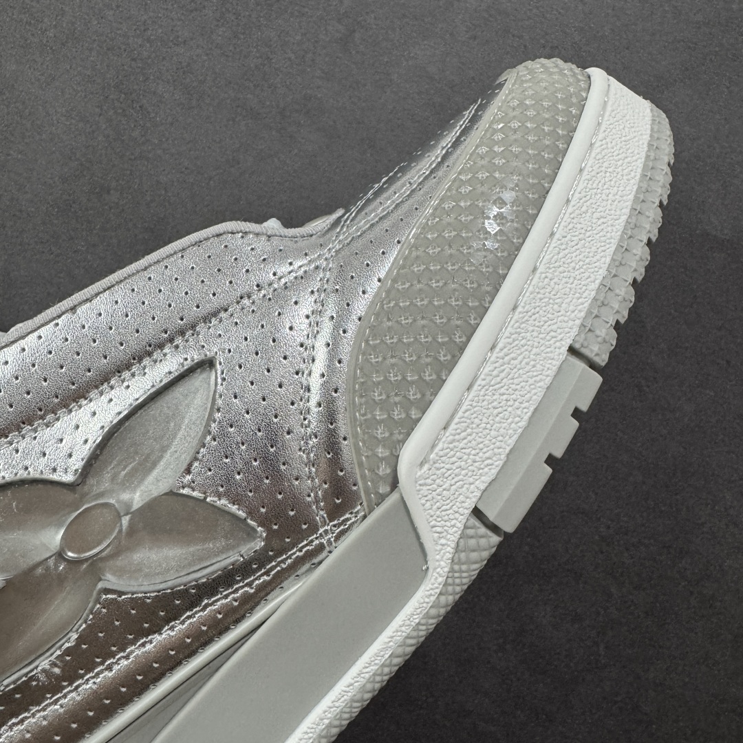 图片[5]-【广东纯原版本】LV Skate Sneaker 路易威登 2025年新款运动板鞋 蛇年限定 春夏秀场初次亮相，此次以粒面牛皮革焕新呈现。加垫鞋领和鞋舌援引滑板鞋设计，科技鞋带和橡胶外底完善整体。粒面牛皮革网面拼接鞋面，橡胶外底，鞋舌和鞋底 后部饰有 LV 标识。 尺码：35-46-选品中心