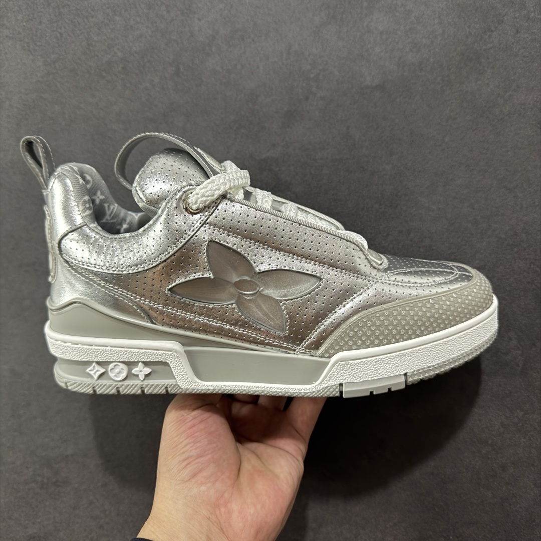 【广东纯原版本】LV Skate Sneaker 路易威登 2025年新款运动板鞋 蛇年限定 春夏秀场初次亮相,此次以粒面牛皮革焕新呈现。加垫鞋领和鞋舌援引滑板鞋设计,科技鞋带和橡胶外底完善整体。粒面牛皮革网面拼接鞋面,橡胶外底,鞋舌和鞋底 后部饰有 LV 标识。 尺码:35-46-选品中心