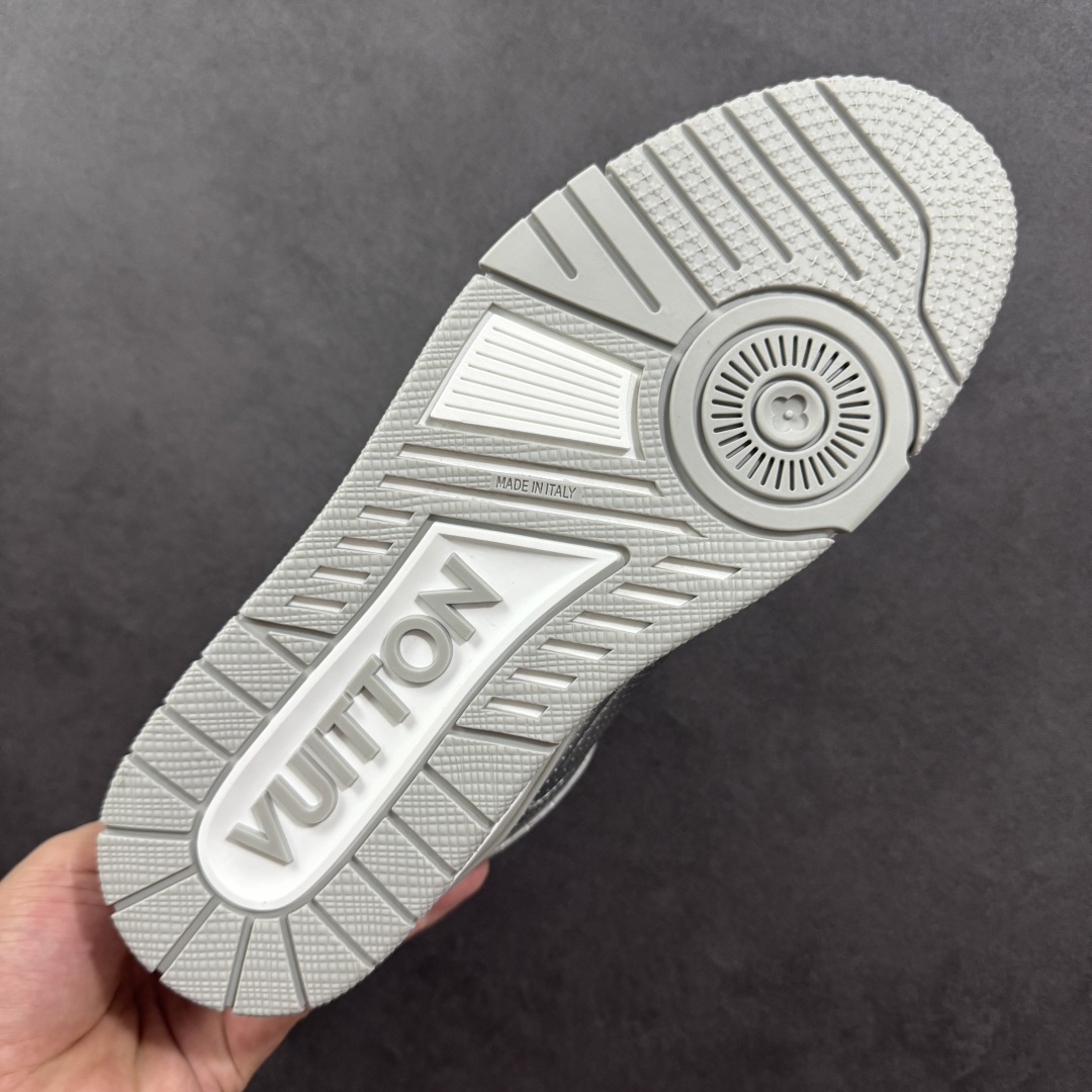 图片[9]-【广东纯原版本】LV Skate Sneaker 路易威登 2025年新款运动板鞋 蛇年限定 春夏秀场初次亮相，此次以粒面牛皮革焕新呈现。加垫鞋领和鞋舌援引滑板鞋设计，科技鞋带和橡胶外底完善整体。粒面牛皮革网面拼接鞋面，橡胶外底，鞋舌和鞋底 后部饰有 LV 标识。 尺码：35-46-选品中心