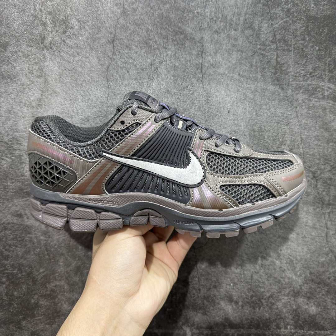  
NK Zoom Vomero 5 
佛莫罗5代系列经典复古运动慢跑鞋 HF5493-201

市售最