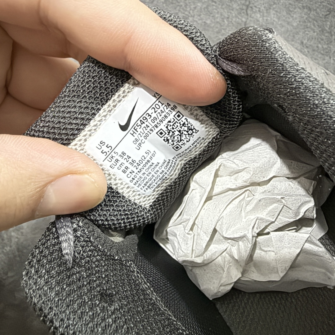  
NK Zoom Vomero 5 
佛莫罗5代系列经典复古运动慢跑鞋 HF5493-201

市售最