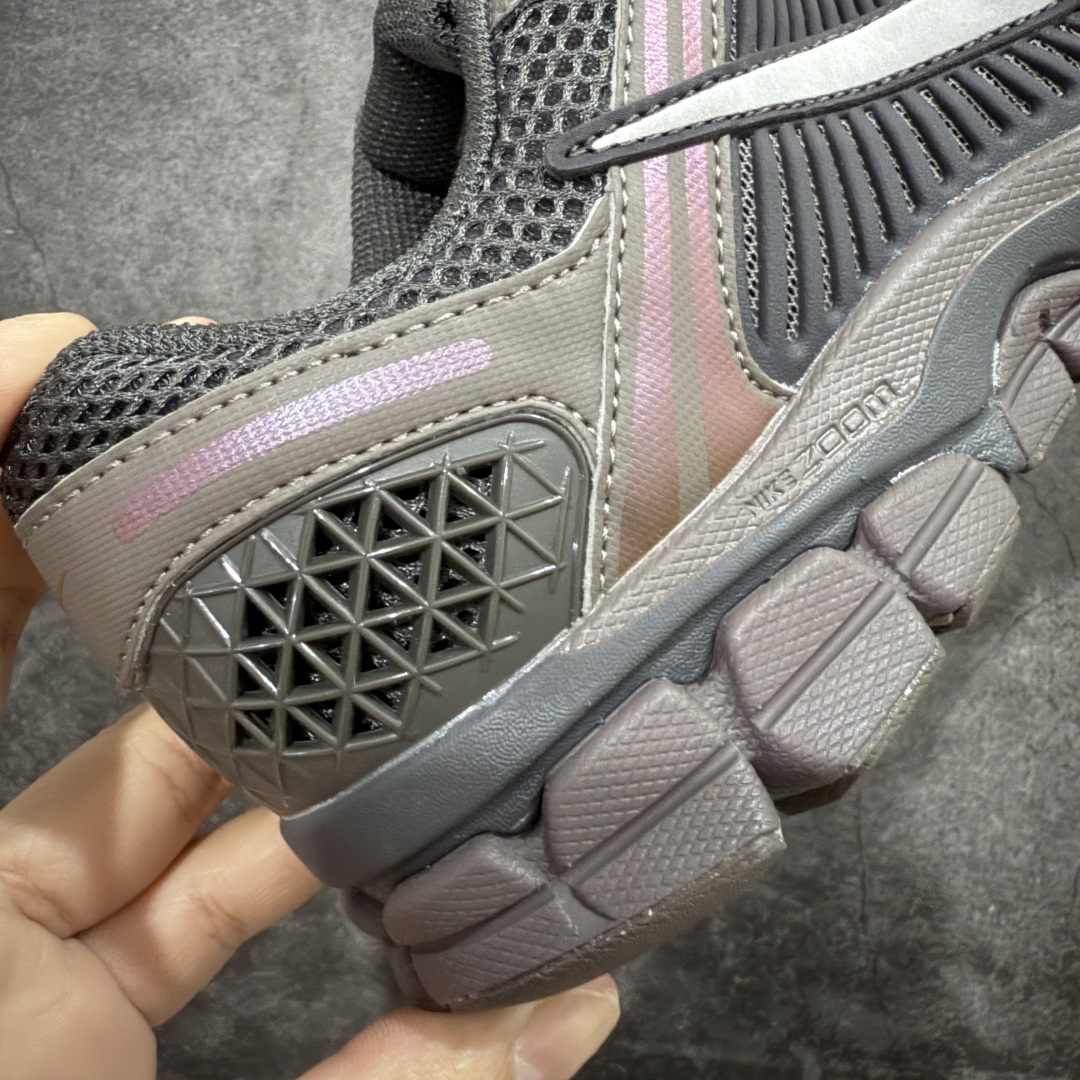  
NK Zoom Vomero 5 
佛莫罗5代系列经典复古运动慢跑鞋 HF5493-201

市售最