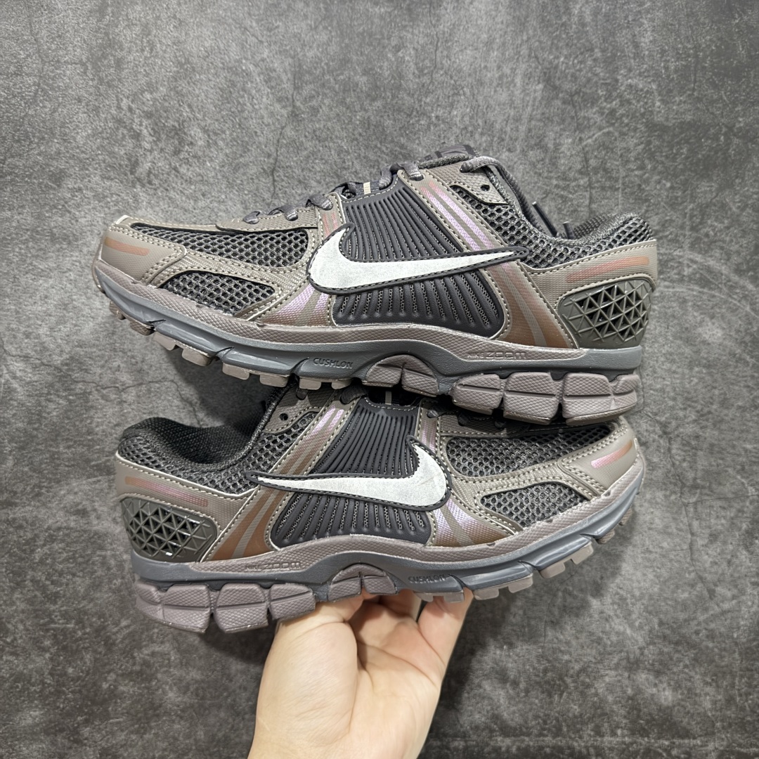  
NK Zoom Vomero 5 
佛莫罗5代系列经典复古运动慢跑鞋 HF5493-201

市售最