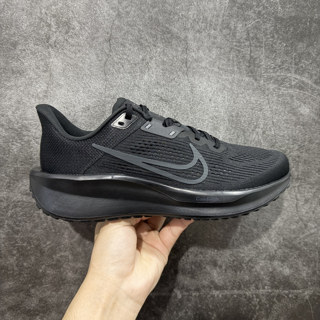 【XE纯原】Nike Air Zoom Quest 6 登月6代超级飞马系列马拉松跑步鞋 FD6033-003 平台专供 充正品质 之前未流通市场版本 内里嵌入定型海绵 中底搭载前Zoom+全掌React配置 全部原鞋开发打造 所有细节全部同步原版 全新一代拥有 Zoom Air 一如既往的稳定感和流畅感 鞋面采用工程网眼设计 为特定高热区域营造出色透气性 进一步增加鞋面的穿孔数量 让足部能够快速散热 中足搭配 Flywire 飞线 在高速运动时营造舒适稳定的贴合感 内置Zoon气垫加持 动力十足! 尺码: 39-46-选品中心