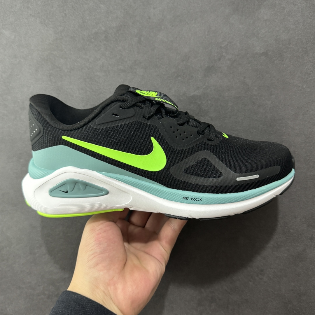 【公司级】耐克(NIKE)ZoomStructure 26运动舒适减震防滑耐磨低帮碳板训练跑步鞋男女款厚底增高老爹运动鞋 这款跑鞋专为热爱跑步、追求稳定与缓震效果的跑者精心设计,无论是长距离慢跑、日常训练还是休闲穿搭,它都能完美契合您的需求。这款跑鞋延续了耐克在稳定类跑鞋上的深厚积淀,结合了品牌最成熟的稳定性支撑设计与柔软顺滑、回弹出色的缓震系统,标志着这一系列在稳定跑鞋领域迈入全新阶段。 中足支撑系统:Structure 26搭载了耐克创新的中足支撑系统,包裹足弓内侧与后跟外侧,提供更强的稳定支撑。该系统融合了全新的中底稳定性方案,标志着Structure系列在耐克支撑型缓震跑鞋理念上的一次大胆革新。全掌ReactX泡绵中底:首次采用全掌ReactX泡绵中底,摒弃传统稳定跑鞋常见的硬质材料或刚性内侧支撑结构,提供更柔软顺滑的脚感。全新网眼鞋面:采用全新网眼鞋面,搭配重新设计的分区外底,进一步提升不同水平和强度的跑者在跑步中的舒适性与表现力。高耐磨橡胶:高磨损区域(如后跟)使用高耐磨橡胶,增强抓地力和耐用性;前掌则采用发泡橡胶,带来持续的柔软脚感和良好的地面反馈。 货号: HJ1102-008 尺码: 36-45 编码: FSB230240-选品中心