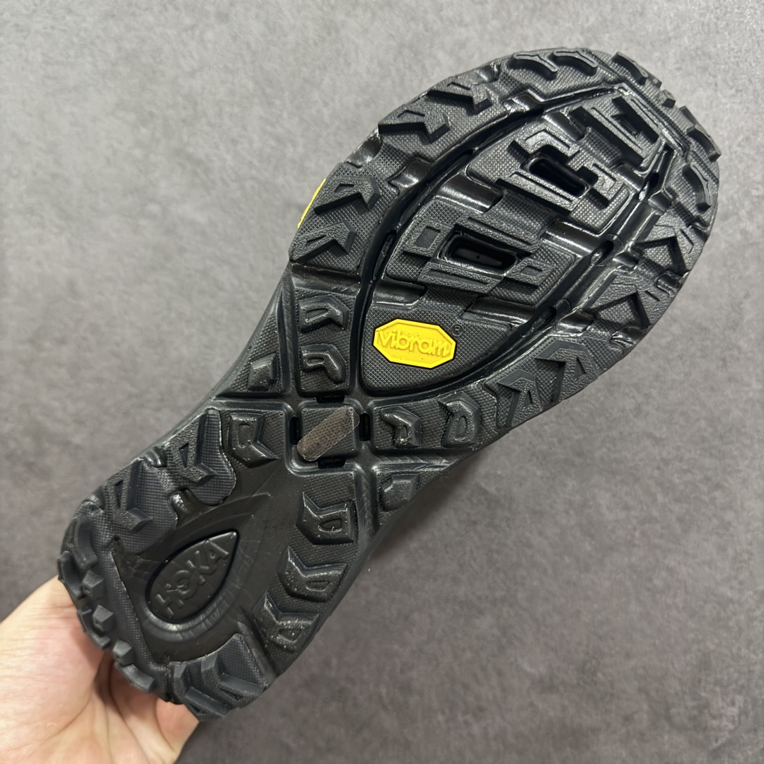 图片[9]-【公司级】HOKA ONE ONE Mafate Three 2 马法特 三号2代 低帮 蛇年限定版 灰黑 男女同款 舒适百搭防滑耐磨低邦休闲越野跑步鞋 始终致力于为所有跑者提供更新、更好的跑步装备。相比常规跑鞋，HOKA ONE ONE特别研发使用性能独特的几何形跑鞋中底，此种鞋底更厚、更高、回弹性也更好，除了卓越的缓冲性能，还能为各种阶段的跑者带来更具动感、更加稳定的跑步体验。HOKA One Oneb从设计之初就清楚意识到，要保证跑者步幅的均匀一致，双脚自然而然的运动至关重要。鞋采用Vibram橡胶大底，在湿滑和不平的地面上也能有出色表现，提供可靠的抓地力。轻量无缝鞋面搭配升级后的透气网纱，贴合足部，脚感柔软舒服，同时具有良好的透气性。 货号：1162770-BBNB 尺码：36-45带半码-选品中心