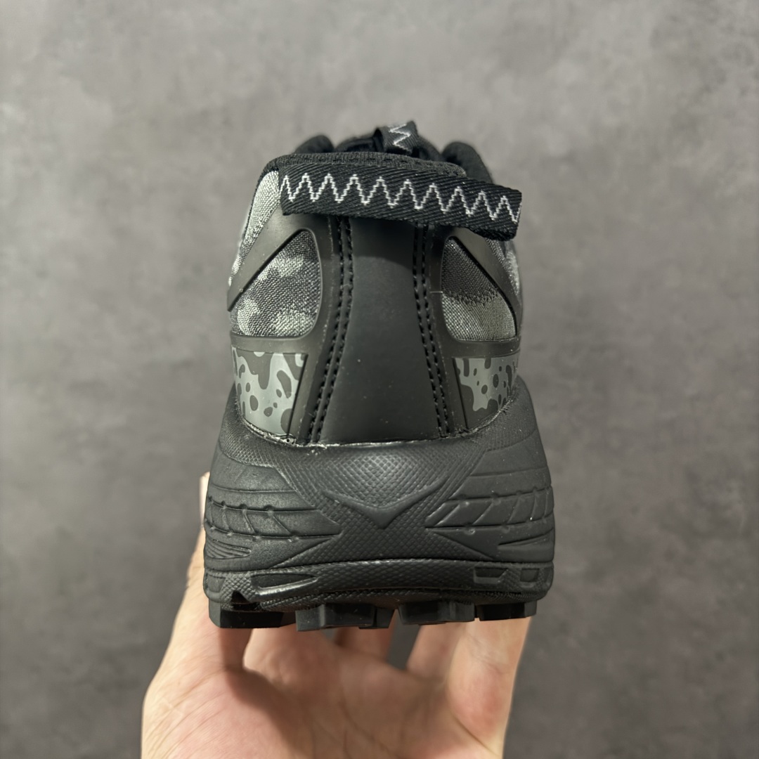图片[4]-【公司级】HOKA ONE ONE Mafate Three 2 马法特 三号2代 低帮 蛇年限定版 灰黑 男女同款 舒适百搭防滑耐磨低邦休闲越野跑步鞋 始终致力于为所有跑者提供更新、更好的跑步装备。相比常规跑鞋，HOKA ONE ONE特别研发使用性能独特的几何形跑鞋中底，此种鞋底更厚、更高、回弹性也更好，除了卓越的缓冲性能，还能为各种阶段的跑者带来更具动感、更加稳定的跑步体验。HOKA One Oneb从设计之初就清楚意识到，要保证跑者步幅的均匀一致，双脚自然而然的运动至关重要。鞋采用Vibram橡胶大底，在湿滑和不平的地面上也能有出色表现，提供可靠的抓地力。轻量无缝鞋面搭配升级后的透气网纱，贴合足部，脚感柔软舒服，同时具有良好的透气性。 货号：1162770-BBNB 尺码：36-45带半码-选品中心