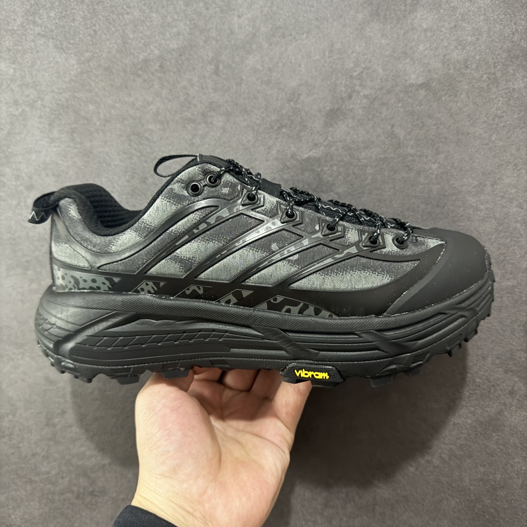 【公司级】HOKA ONE ONE Mafate Three 2 马法特 三号2代 低帮 蛇年限定版 灰黑 男女同款 舒适百搭防滑耐磨低邦休闲越野跑步鞋 始终致力于为所有跑者提供更新、更好的跑步装备。相比常规跑鞋,HOKA ONE ONE特别研发使用性能独特的几何形跑鞋中底,此种鞋底更厚、更高、回弹性也更好,除了卓越的缓冲性能,还能为各种阶段的跑者带来更具动感、更加稳定的跑步体验。HOKA One Oneb从设计之初就清楚意识到,要保证跑者步幅的均匀一致,双脚自然而然的运动至关重要。鞋采用Vibram橡胶大底,在湿滑和不平的地面上也能有出色表现,提供可靠的抓地力。轻量无缝鞋面搭配升级后的透气网纱,贴合足部,脚感柔软舒服,同时具有良好的透气性。 货号:1162770-BBNB 尺码:36-45带半码-选品中心