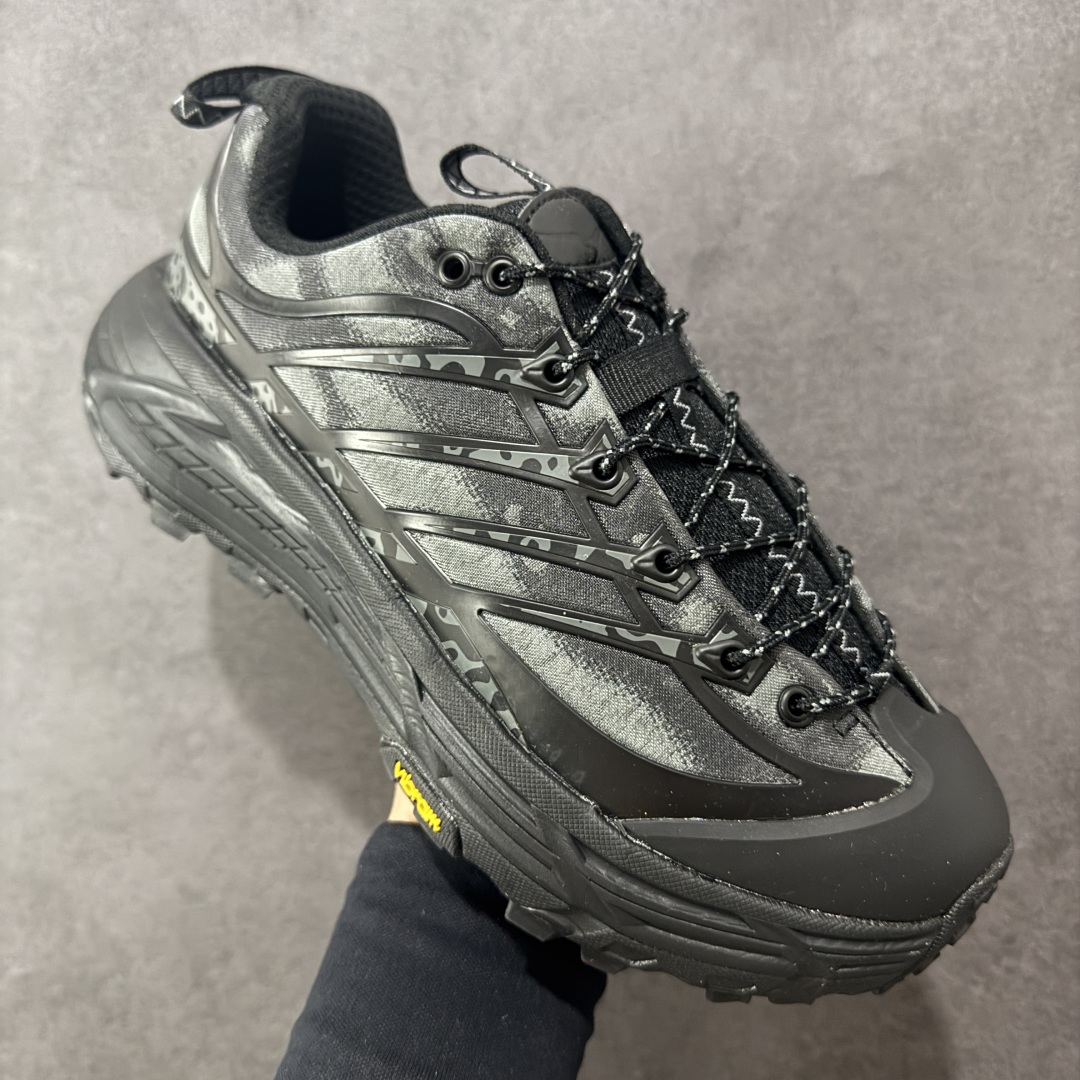 图片[3]-【公司级】HOKA ONE ONE Mafate Three 2 马法特 三号2代 低帮 蛇年限定版 灰黑 男女同款 舒适百搭防滑耐磨低邦休闲越野跑步鞋 始终致力于为所有跑者提供更新、更好的跑步装备。相比常规跑鞋，HOKA ONE ONE特别研发使用性能独特的几何形跑鞋中底，此种鞋底更厚、更高、回弹性也更好，除了卓越的缓冲性能，还能为各种阶段的跑者带来更具动感、更加稳定的跑步体验。HOKA One Oneb从设计之初就清楚意识到，要保证跑者步幅的均匀一致，双脚自然而然的运动至关重要。鞋采用Vibram橡胶大底，在湿滑和不平的地面上也能有出色表现，提供可靠的抓地力。轻量无缝鞋面搭配升级后的透气网纱，贴合足部，脚感柔软舒服，同时具有良好的透气性。 货号：1162770-BBNB 尺码：36-45带半码-选品中心