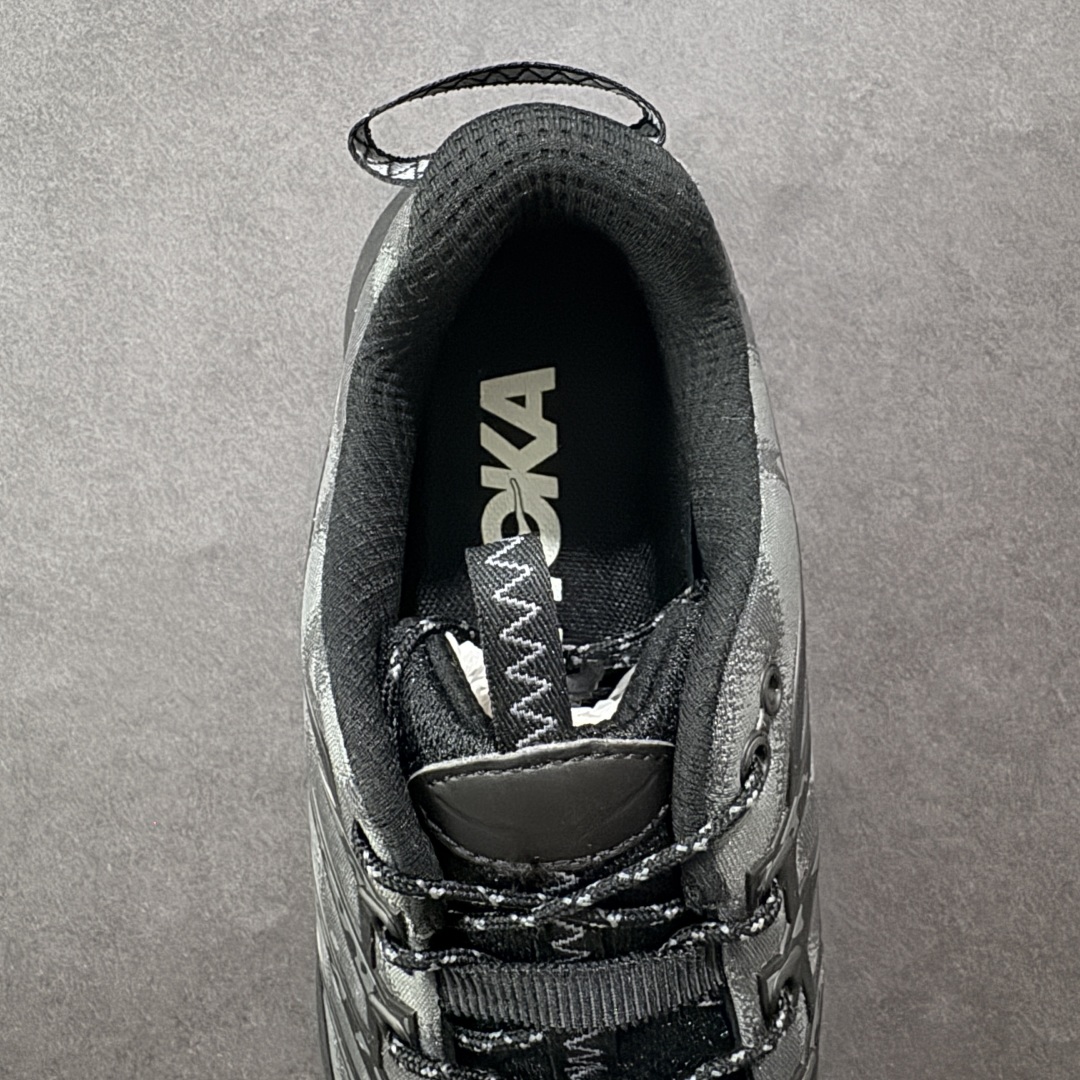 图片[7]-【公司级】HOKA ONE ONE Mafate Three 2 马法特 三号2代 低帮 蛇年限定版 灰黑 男女同款 舒适百搭防滑耐磨低邦休闲越野跑步鞋 始终致力于为所有跑者提供更新、更好的跑步装备。相比常规跑鞋，HOKA ONE ONE特别研发使用性能独特的几何形跑鞋中底，此种鞋底更厚、更高、回弹性也更好，除了卓越的缓冲性能，还能为各种阶段的跑者带来更具动感、更加稳定的跑步体验。HOKA One Oneb从设计之初就清楚意识到，要保证跑者步幅的均匀一致，双脚自然而然的运动至关重要。鞋采用Vibram橡胶大底，在湿滑和不平的地面上也能有出色表现，提供可靠的抓地力。轻量无缝鞋面搭配升级后的透气网纱，贴合足部，脚感柔软舒服，同时具有良好的透气性。 货号：1162770-BBNB 尺码：36-45带半码-选品中心