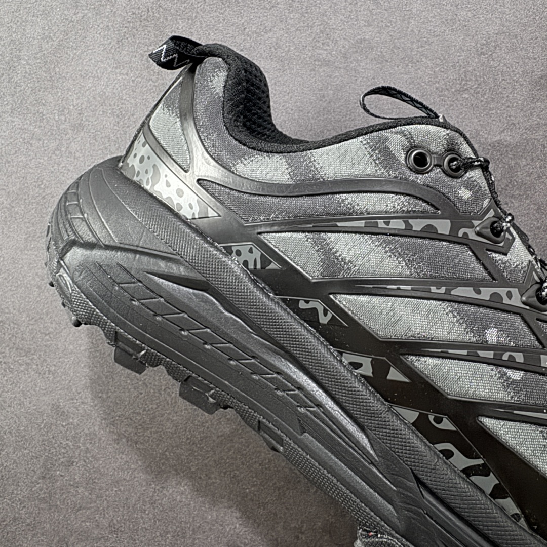 图片[6]-【公司级】HOKA ONE ONE Mafate Three 2 马法特 三号2代 低帮 蛇年限定版 灰黑 男女同款 舒适百搭防滑耐磨低邦休闲越野跑步鞋 始终致力于为所有跑者提供更新、更好的跑步装备。相比常规跑鞋，HOKA ONE ONE特别研发使用性能独特的几何形跑鞋中底，此种鞋底更厚、更高、回弹性也更好，除了卓越的缓冲性能，还能为各种阶段的跑者带来更具动感、更加稳定的跑步体验。HOKA One Oneb从设计之初就清楚意识到，要保证跑者步幅的均匀一致，双脚自然而然的运动至关重要。鞋采用Vibram橡胶大底，在湿滑和不平的地面上也能有出色表现，提供可靠的抓地力。轻量无缝鞋面搭配升级后的透气网纱，贴合足部，脚感柔软舒服，同时具有良好的透气性。 货号：1162770-BBNB 尺码：36-45带半码-选品中心