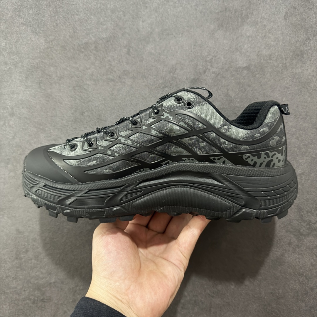 图片[2]-【公司级】HOKA ONE ONE Mafate Three 2 马法特 三号2代 低帮 蛇年限定版 灰黑 男女同款 舒适百搭防滑耐磨低邦休闲越野跑步鞋 始终致力于为所有跑者提供更新、更好的跑步装备。相比常规跑鞋，HOKA ONE ONE特别研发使用性能独特的几何形跑鞋中底，此种鞋底更厚、更高、回弹性也更好，除了卓越的缓冲性能，还能为各种阶段的跑者带来更具动感、更加稳定的跑步体验。HOKA One Oneb从设计之初就清楚意识到，要保证跑者步幅的均匀一致，双脚自然而然的运动至关重要。鞋采用Vibram橡胶大底，在湿滑和不平的地面上也能有出色表现，提供可靠的抓地力。轻量无缝鞋面搭配升级后的透气网纱，贴合足部，脚感柔软舒服，同时具有良好的透气性。 货号：1162770-BBNB 尺码：36-45带半码-选品中心