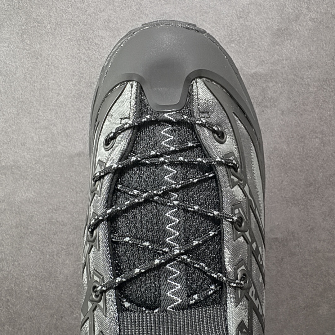 图片[8]-【公司级】HOKA ONE ONE Mafate Three 2 马法特 三号2代 低帮 蛇年限定版 灰黑 男女同款 舒适百搭防滑耐磨低邦休闲越野跑步鞋 始终致力于为所有跑者提供更新、更好的跑步装备。相比常规跑鞋，HOKA ONE ONE特别研发使用性能独特的几何形跑鞋中底，此种鞋底更厚、更高、回弹性也更好，除了卓越的缓冲性能，还能为各种阶段的跑者带来更具动感、更加稳定的跑步体验。HOKA One Oneb从设计之初就清楚意识到，要保证跑者步幅的均匀一致，双脚自然而然的运动至关重要。鞋采用Vibram橡胶大底，在湿滑和不平的地面上也能有出色表现，提供可靠的抓地力。轻量无缝鞋面搭配升级后的透气网纱，贴合足部，脚感柔软舒服，同时具有良好的透气性。 货号：1162770-BBNB 尺码：36-45带半码-选品中心