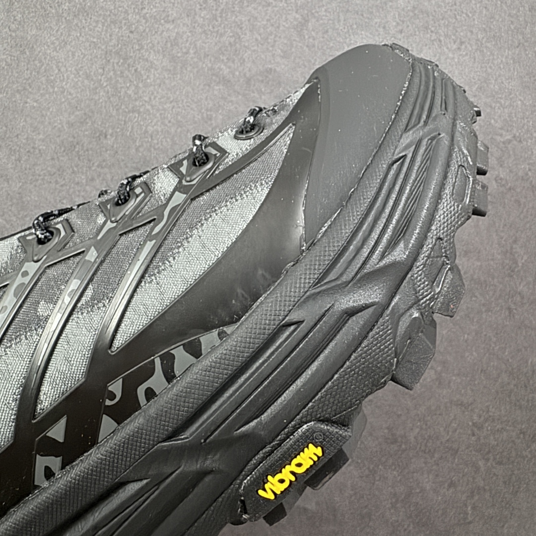 图片[5]-【公司级】HOKA ONE ONE Mafate Three 2 马法特 三号2代 低帮 蛇年限定版 灰黑 男女同款 舒适百搭防滑耐磨低邦休闲越野跑步鞋 始终致力于为所有跑者提供更新、更好的跑步装备。相比常规跑鞋，HOKA ONE ONE特别研发使用性能独特的几何形跑鞋中底，此种鞋底更厚、更高、回弹性也更好，除了卓越的缓冲性能，还能为各种阶段的跑者带来更具动感、更加稳定的跑步体验。HOKA One Oneb从设计之初就清楚意识到，要保证跑者步幅的均匀一致，双脚自然而然的运动至关重要。鞋采用Vibram橡胶大底，在湿滑和不平的地面上也能有出色表现，提供可靠的抓地力。轻量无缝鞋面搭配升级后的透气网纱，贴合足部，脚感柔软舒服，同时具有良好的透气性。 货号：1162770-BBNB 尺码：36-45带半码-选品中心