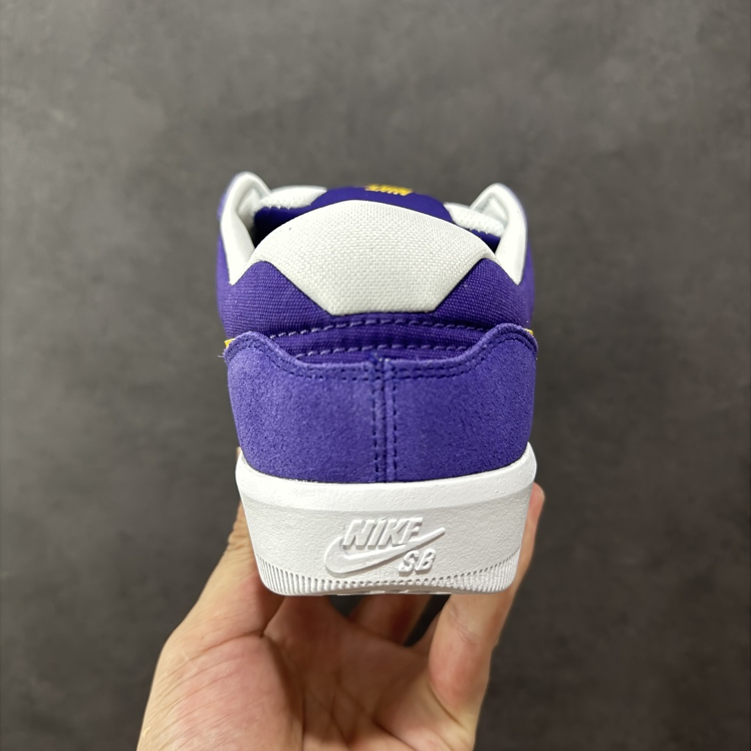 图片[4]-【纯原版】Nike SB Force 58 Low 耐克 低帮 紫白黄 男女同款 防滑耐磨轻便低邦板鞋 鞋款外观以紫色色调为主，白色的鞋身搭配侧身黄色Swoosh Logo及鞋带，在鞋舌标签上、鞋后跟处以及鞋底处有Swoosh Logo，细节非常到位；该鞋款采用皮革与织物组合鞋面，兼具出色透气性与耐穿性，采用帆布和翻毛皮组合材料，包边设计，经久耐穿；外底饰有Tri-star纹路，可灵活伸展，为双足带来出众抓地力和非凡触板感，加厚鞋舌， 低帮鞋口处填充厚实，富有弹性内衬，妥帖包裹双足。 货号：DV5477-500 尺码：35.5-45带半码 编码：HXSB220230-选品中心
