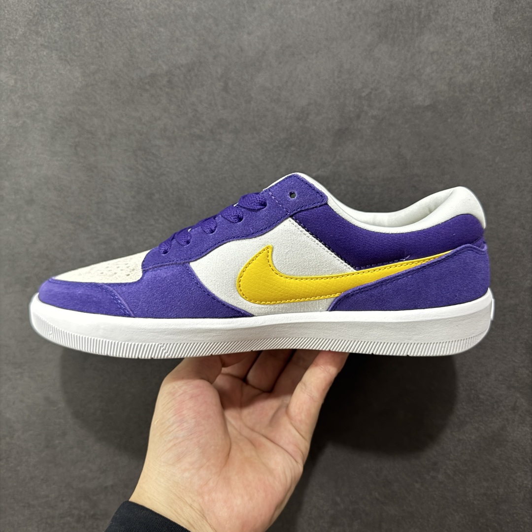 图片[2]-【纯原版】Nike SB Force 58 Low 耐克 低帮 紫白黄 男女同款 防滑耐磨轻便低邦板鞋 鞋款外观以紫色色调为主，白色的鞋身搭配侧身黄色Swoosh Logo及鞋带，在鞋舌标签上、鞋后跟处以及鞋底处有Swoosh Logo，细节非常到位；该鞋款采用皮革与织物组合鞋面，兼具出色透气性与耐穿性，采用帆布和翻毛皮组合材料，包边设计，经久耐穿；外底饰有Tri-star纹路，可灵活伸展，为双足带来出众抓地力和非凡触板感，加厚鞋舌， 低帮鞋口处填充厚实，富有弹性内衬，妥帖包裹双足。 货号：DV5477-500 尺码：35.5-45带半码 编码：HXSB220230-选品中心