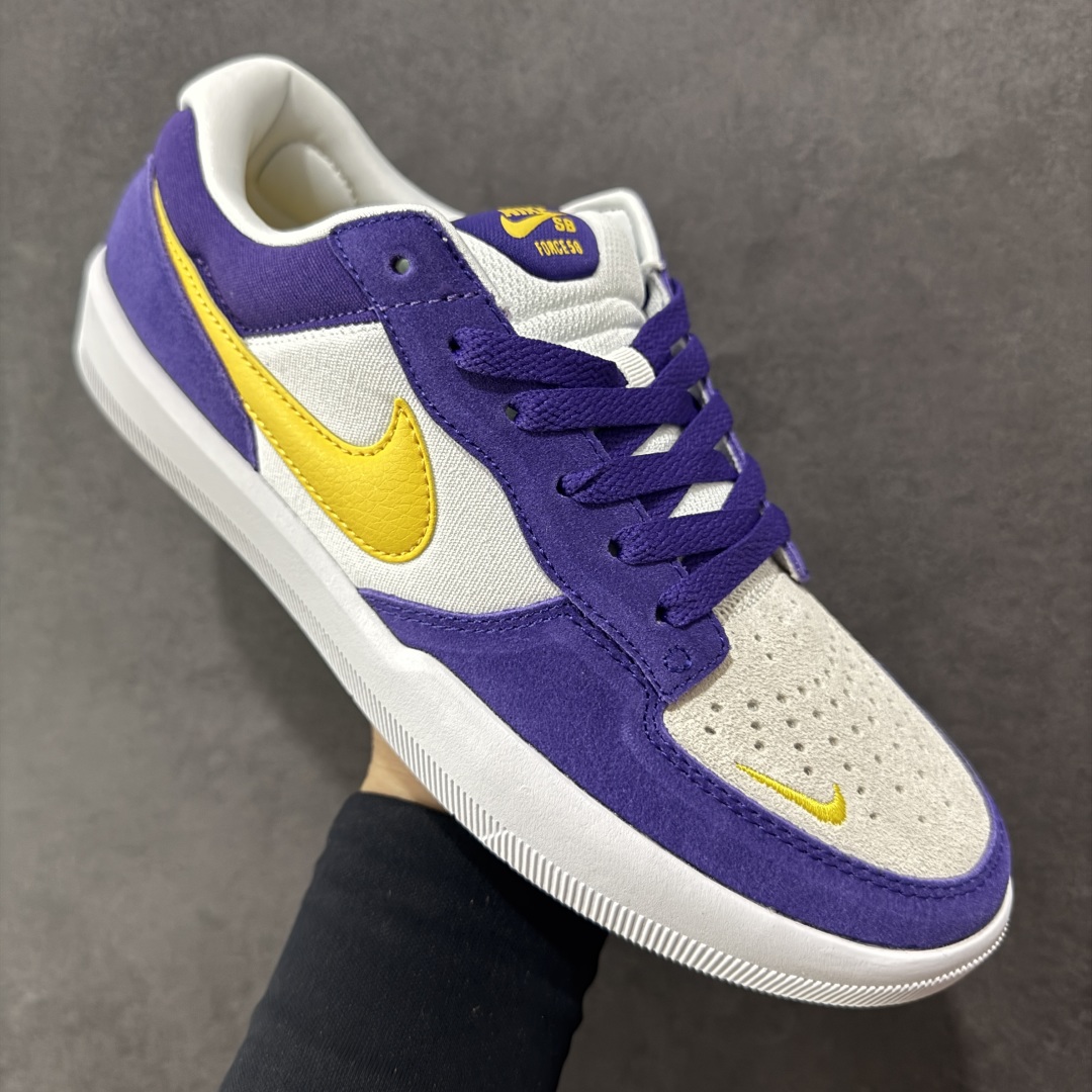 图片[3]-【纯原版】Nike SB Force 58 Low 耐克 低帮 紫白黄 男女同款 防滑耐磨轻便低邦板鞋 鞋款外观以紫色色调为主，白色的鞋身搭配侧身黄色Swoosh Logo及鞋带，在鞋舌标签上、鞋后跟处以及鞋底处有Swoosh Logo，细节非常到位；该鞋款采用皮革与织物组合鞋面，兼具出色透气性与耐穿性，采用帆布和翻毛皮组合材料，包边设计，经久耐穿；外底饰有Tri-star纹路，可灵活伸展，为双足带来出众抓地力和非凡触板感，加厚鞋舌， 低帮鞋口处填充厚实，富有弹性内衬，妥帖包裹双足。 货号：DV5477-500 尺码：35.5-45带半码 编码：HXSB220230-选品中心