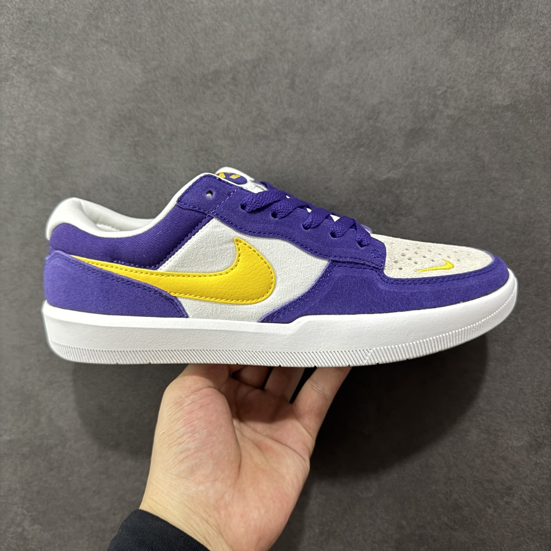 【纯原版】Nike SB Force 58 Low 耐克 低帮 紫白黄 男女同款 防滑耐磨轻便低邦板鞋 鞋款外观以紫色色调为主,白色的鞋身搭配侧身黄色Swoosh Logo及鞋带,在鞋舌标签上、鞋后跟处以及鞋底处有Swoosh Logo,细节非常到位;该鞋款采用皮革与织物组合鞋面,兼具出色透气性与耐穿性,采用帆布和翻毛皮组合材料,包边设计,经久耐穿;外底饰有Tri-star纹路,可灵活伸展,为双足带来出众抓地力和非凡触板感,加厚鞋舌, 低帮鞋口处填充厚实,富有弹性内衬,妥帖包裹双足。 货号:DV5477-500 尺码:35.5-45带半码 编码:HXSB220230-选品中心