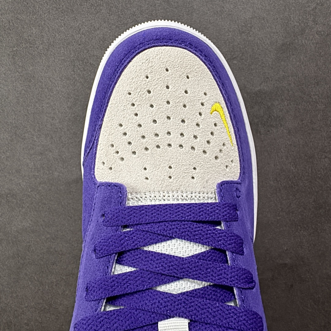 图片[8]-【纯原版】Nike SB Force 58 Low 耐克 低帮 紫白黄 男女同款 防滑耐磨轻便低邦板鞋 鞋款外观以紫色色调为主，白色的鞋身搭配侧身黄色Swoosh Logo及鞋带，在鞋舌标签上、鞋后跟处以及鞋底处有Swoosh Logo，细节非常到位；该鞋款采用皮革与织物组合鞋面，兼具出色透气性与耐穿性，采用帆布和翻毛皮组合材料，包边设计，经久耐穿；外底饰有Tri-star纹路，可灵活伸展，为双足带来出众抓地力和非凡触板感，加厚鞋舌， 低帮鞋口处填充厚实，富有弹性内衬，妥帖包裹双足。 货号：DV5477-500 尺码：35.5-45带半码 编码：HXSB220230-选品中心