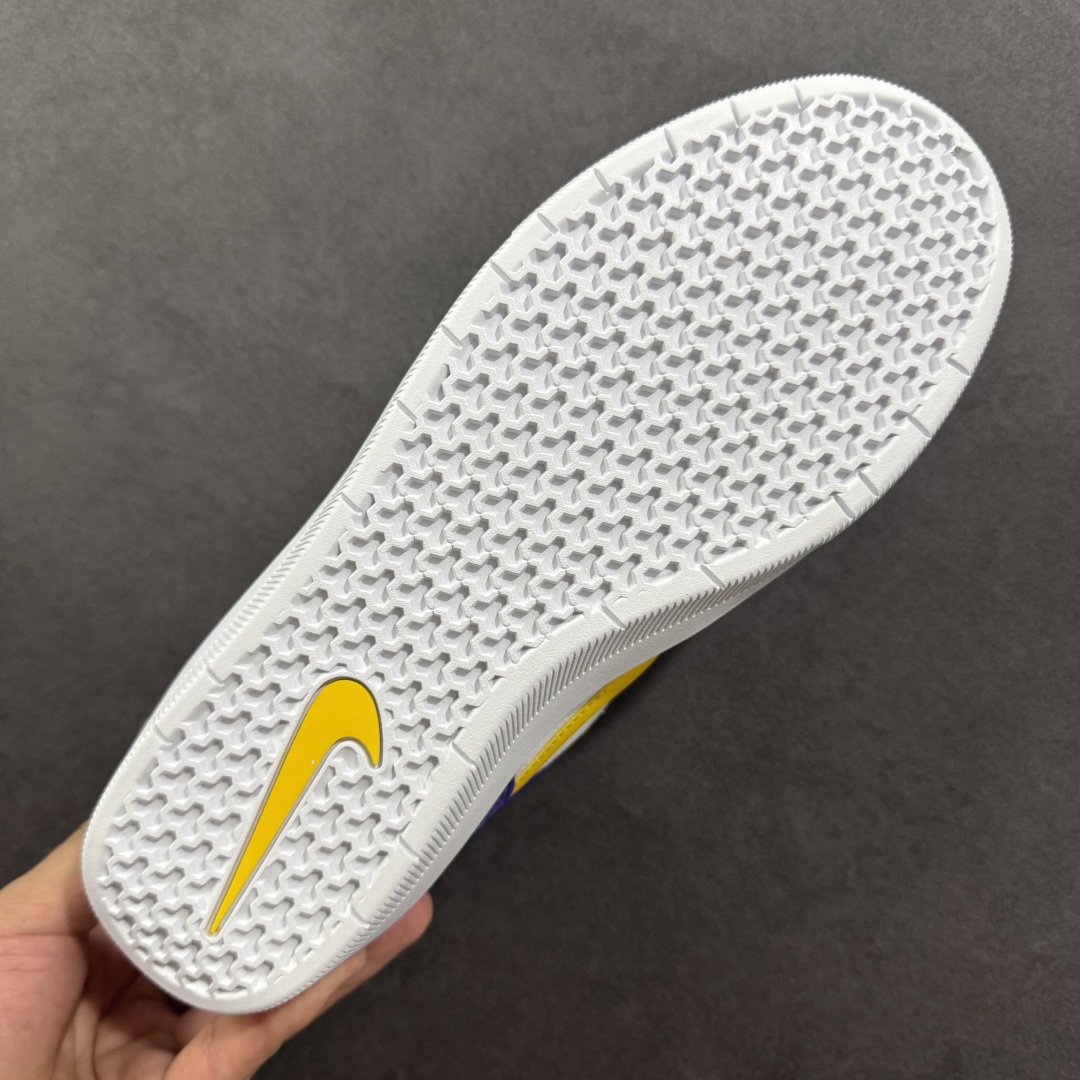 图片[9]-【纯原版】Nike SB Force 58 Low 耐克 低帮 紫白黄 男女同款 防滑耐磨轻便低邦板鞋 鞋款外观以紫色色调为主，白色的鞋身搭配侧身黄色Swoosh Logo及鞋带，在鞋舌标签上、鞋后跟处以及鞋底处有Swoosh Logo，细节非常到位；该鞋款采用皮革与织物组合鞋面，兼具出色透气性与耐穿性，采用帆布和翻毛皮组合材料，包边设计，经久耐穿；外底饰有Tri-star纹路，可灵活伸展，为双足带来出众抓地力和非凡触板感，加厚鞋舌， 低帮鞋口处填充厚实，富有弹性内衬，妥帖包裹双足。 货号：DV5477-500 尺码：35.5-45带半码 编码：HXSB220230-选品中心
