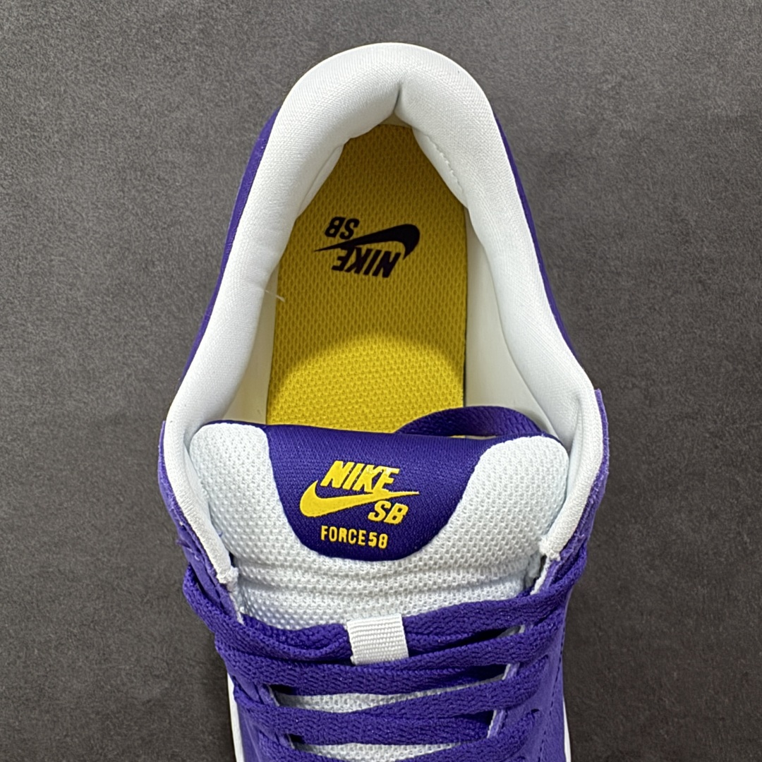 图片[7]-【纯原版】Nike SB Force 58 Low 耐克 低帮 紫白黄 男女同款 防滑耐磨轻便低邦板鞋 鞋款外观以紫色色调为主，白色的鞋身搭配侧身黄色Swoosh Logo及鞋带，在鞋舌标签上、鞋后跟处以及鞋底处有Swoosh Logo，细节非常到位；该鞋款采用皮革与织物组合鞋面，兼具出色透气性与耐穿性，采用帆布和翻毛皮组合材料，包边设计，经久耐穿；外底饰有Tri-star纹路，可灵活伸展，为双足带来出众抓地力和非凡触板感，加厚鞋舌， 低帮鞋口处填充厚实，富有弹性内衬，妥帖包裹双足。 货号：DV5477-500 尺码：35.5-45带半码 编码：HXSB220230-选品中心