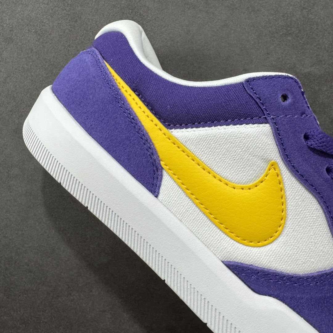 图片[6]-【纯原版】Nike SB Force 58 Low 耐克 低帮 紫白黄 男女同款 防滑耐磨轻便低邦板鞋 鞋款外观以紫色色调为主，白色的鞋身搭配侧身黄色Swoosh Logo及鞋带，在鞋舌标签上、鞋后跟处以及鞋底处有Swoosh Logo，细节非常到位；该鞋款采用皮革与织物组合鞋面，兼具出色透气性与耐穿性，采用帆布和翻毛皮组合材料，包边设计，经久耐穿；外底饰有Tri-star纹路，可灵活伸展，为双足带来出众抓地力和非凡触板感，加厚鞋舌， 低帮鞋口处填充厚实，富有弹性内衬，妥帖包裹双足。 货号：DV5477-500 尺码：35.5-45带半码 编码：HXSB220230-选品中心