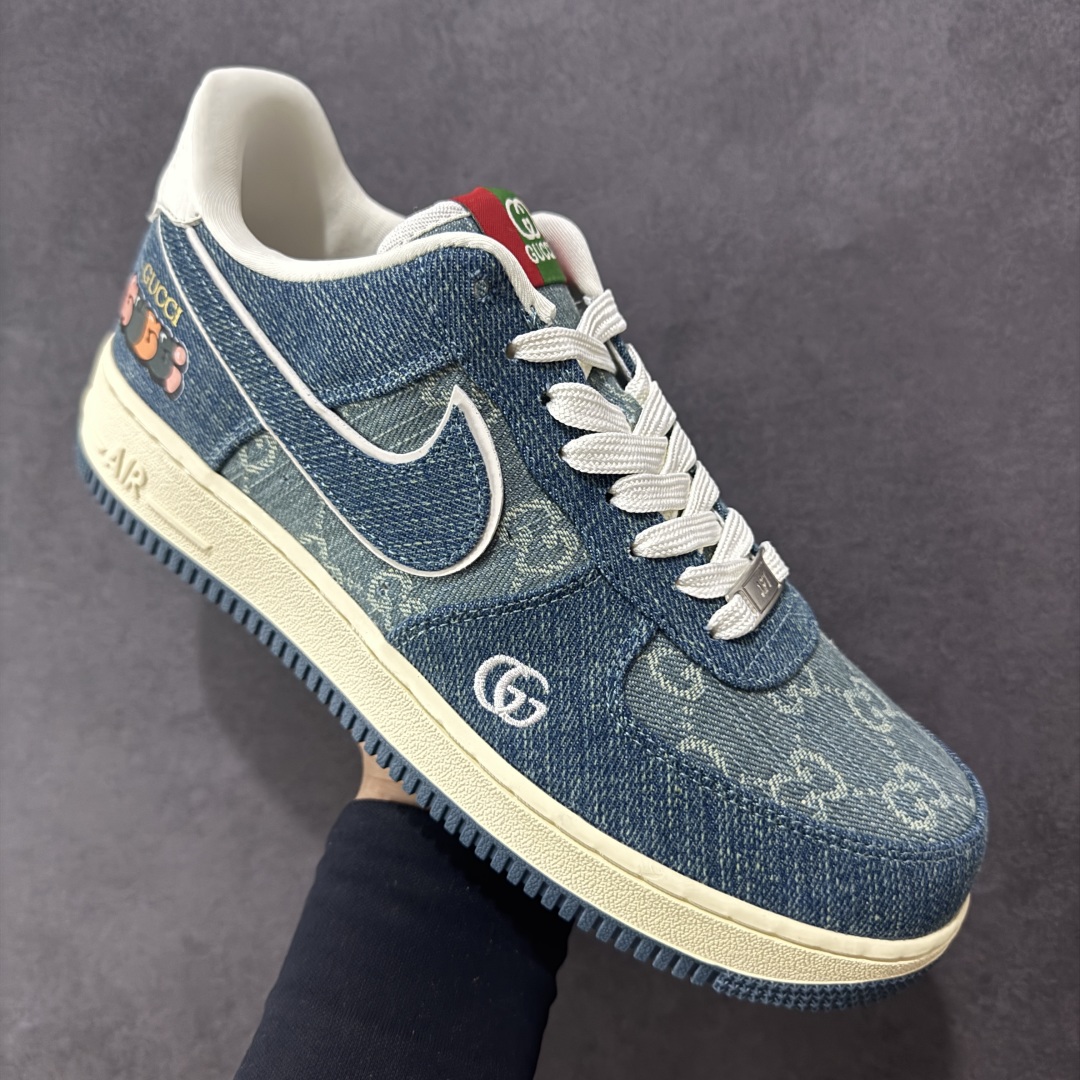 图片[3]-【定制版】Gucci x Nike Dunk SB Low 古驰古奇 x 耐克 SB 低帮 牛仔蓝 鞋身整体以浅牛仔蓝打造，搭配牛仔蓝框架覆盖层，使鞋款十分百搭，鞋舌绣标上以GG及Gucci字样呈现，鞋身两侧的Swoosh Logo采用蓝色牛仔点缀，后跟装饰片辅以白色制作，鞋舌是网眼布材料，增强透气性，后跟Nike字样以蓝色刺绣妆点，鞋头处侧边GG字样白色点缀，后跟印有Gucci字样，彰显联名身份；最后以做旧氧化中底搭配蓝色橡胶外底完善整体设计收尾。 货号：SC0601-561 尺码：36 36.5 37.5 38 38.5 39 40 40.5 41 42 42.5 43 44 44.5 45 编码：HXSB310320-选品中心