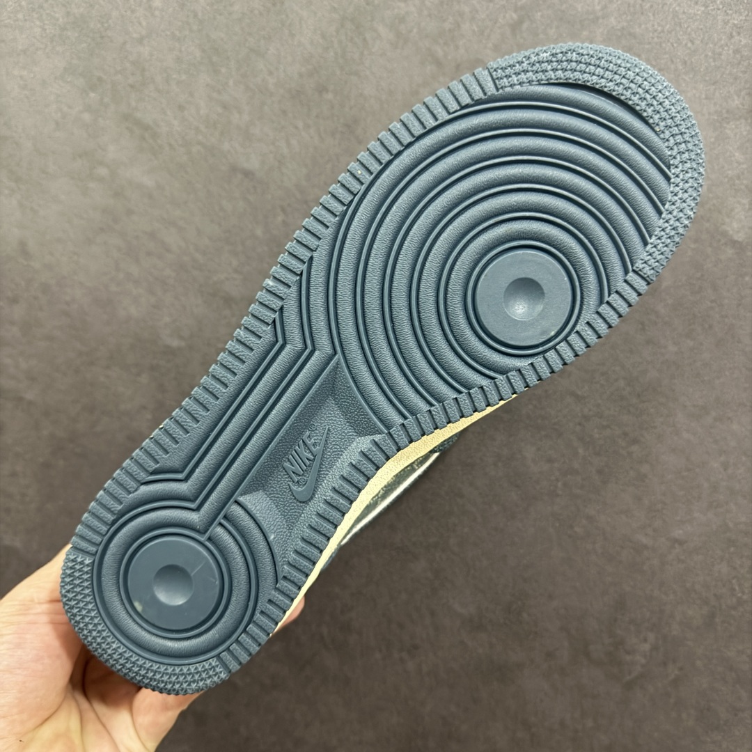 图片[9]-【定制版】Gucci x Nike Dunk SB Low 古驰古奇 x 耐克 SB 低帮 牛仔蓝 鞋身整体以浅牛仔蓝打造，搭配牛仔蓝框架覆盖层，使鞋款十分百搭，鞋舌绣标上以GG及Gucci字样呈现，鞋身两侧的Swoosh Logo采用蓝色牛仔点缀，后跟装饰片辅以白色制作，鞋舌是网眼布材料，增强透气性，后跟Nike字样以蓝色刺绣妆点，鞋头处侧边GG字样白色点缀，后跟印有Gucci字样，彰显联名身份；最后以做旧氧化中底搭配蓝色橡胶外底完善整体设计收尾。 货号：SC0601-561 尺码：36 36.5 37.5 38 38.5 39 40 40.5 41 42 42.5 43 44 44.5 45 编码：HXSB310320-选品中心