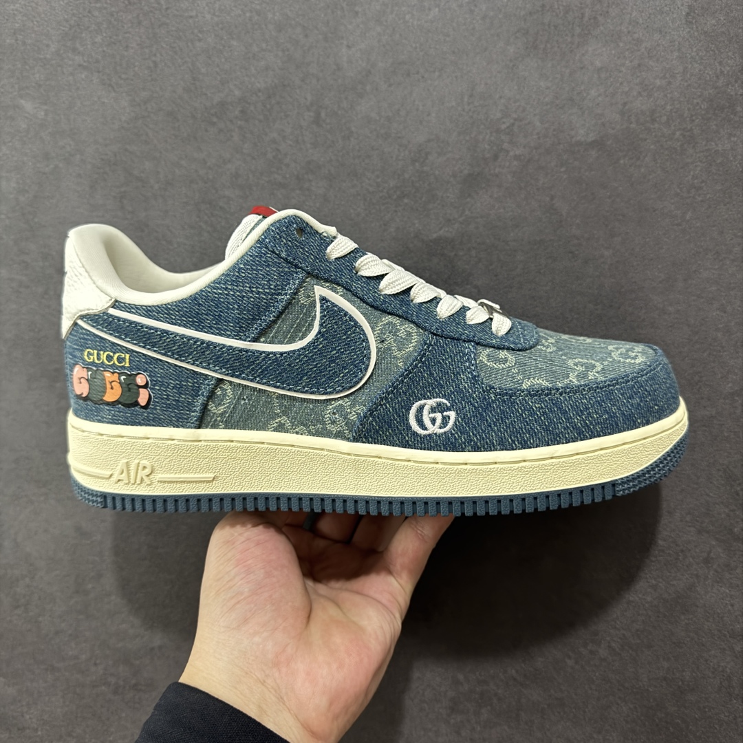【定制版】Gucci x Nike Dunk SB Low 古驰古奇 x 耐克 SB 低帮 牛仔蓝 鞋身整体以浅牛仔蓝打造,搭配牛仔蓝框架覆盖层,使鞋款十分百搭,鞋舌绣标上以GG及Gucci字样呈现,鞋身两侧的Swoosh Logo采用蓝色牛仔点缀,后跟装饰片辅以白色制作,鞋舌是网眼布材料,增强透气性,后跟Nike字样以蓝色刺绣妆点,鞋头处侧边GG字样白色点缀,后跟印有Gucci字样,彰显联名身份;最后以做旧氧化中底搭配蓝色橡胶外底完善整体设计收尾。 货号:SC0601-561 尺码:36 36.5 37.5 38 38.5 39 40 40.5 41 42 42.5 43 44 44.5 45 编码:HXSB310320-选品中心