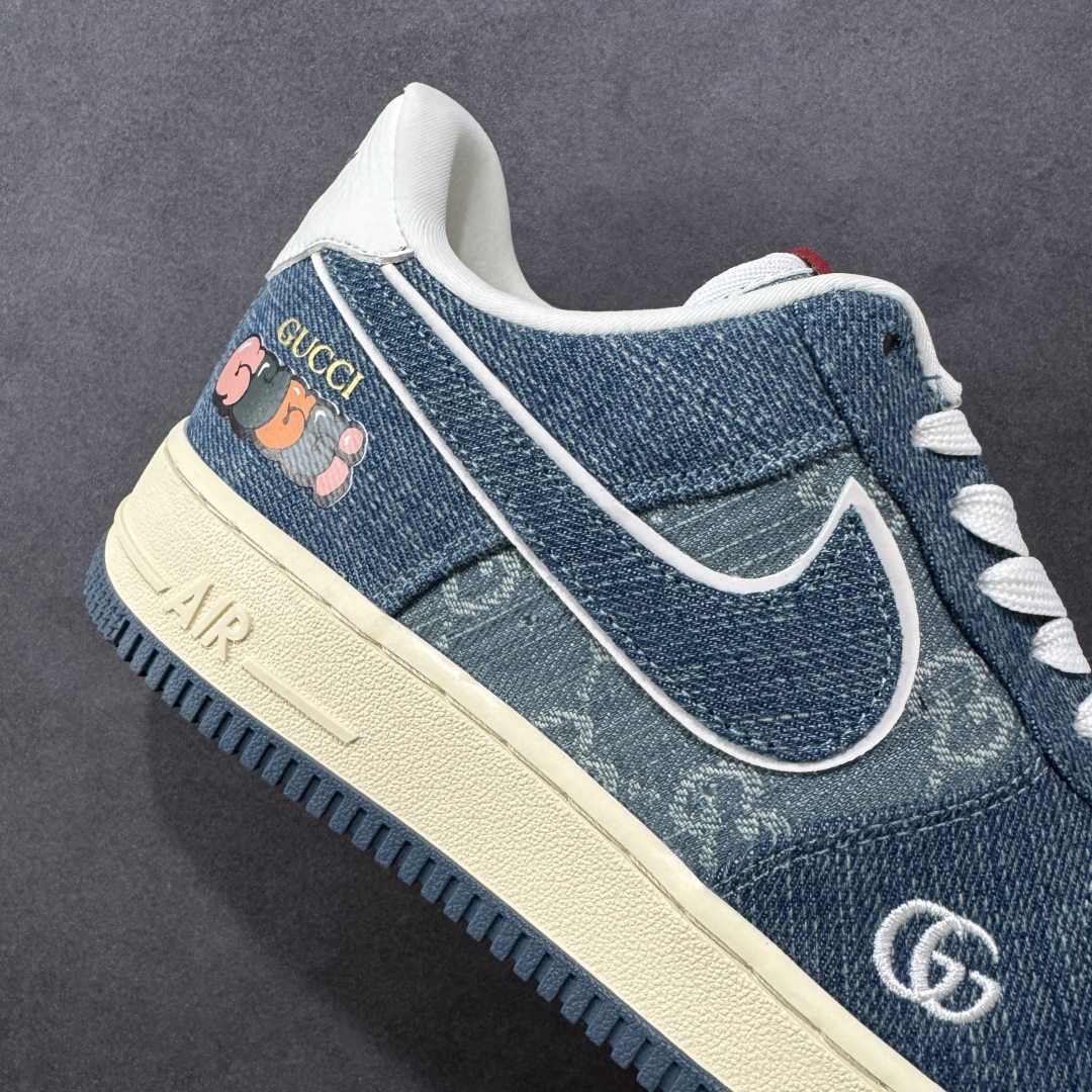 图片[6]-【定制版】Gucci x Nike Dunk SB Low 古驰古奇 x 耐克 SB 低帮 牛仔蓝 鞋身整体以浅牛仔蓝打造，搭配牛仔蓝框架覆盖层，使鞋款十分百搭，鞋舌绣标上以GG及Gucci字样呈现，鞋身两侧的Swoosh Logo采用蓝色牛仔点缀，后跟装饰片辅以白色制作，鞋舌是网眼布材料，增强透气性，后跟Nike字样以蓝色刺绣妆点，鞋头处侧边GG字样白色点缀，后跟印有Gucci字样，彰显联名身份；最后以做旧氧化中底搭配蓝色橡胶外底完善整体设计收尾。 货号：SC0601-561 尺码：36 36.5 37.5 38 38.5 39 40 40.5 41 42 42.5 43 44 44.5 45 编码：HXSB310320-选品中心