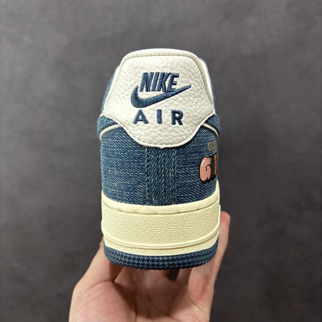 图片[4]-【定制版】Gucci x Nike Dunk SB Low 古驰古奇 x 耐克 SB 低帮 牛仔蓝 鞋身整体以浅牛仔蓝打造，搭配牛仔蓝框架覆盖层，使鞋款十分百搭，鞋舌绣标上以GG及Gucci字样呈现，鞋身两侧的Swoosh Logo采用蓝色牛仔点缀，后跟装饰片辅以白色制作，鞋舌是网眼布材料，增强透气性，后跟Nike字样以蓝色刺绣妆点，鞋头处侧边GG字样白色点缀，后跟印有Gucci字样，彰显联名身份；最后以做旧氧化中底搭配蓝色橡胶外底完善整体设计收尾。 货号：SC0601-561 尺码：36 36.5 37.5 38 38.5 39 40 40.5 41 42 42.5 43 44 44.5 45 编码：HXSB310320-选品中心