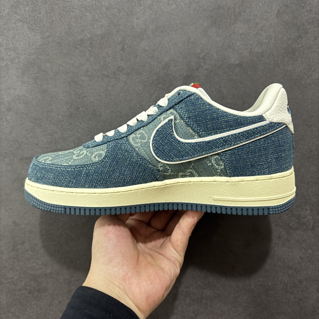 图片[2]-【定制版】Gucci x Nike Dunk SB Low 古驰古奇 x 耐克 SB 低帮 牛仔蓝 鞋身整体以浅牛仔蓝打造，搭配牛仔蓝框架覆盖层，使鞋款十分百搭，鞋舌绣标上以GG及Gucci字样呈现，鞋身两侧的Swoosh Logo采用蓝色牛仔点缀，后跟装饰片辅以白色制作，鞋舌是网眼布材料，增强透气性，后跟Nike字样以蓝色刺绣妆点，鞋头处侧边GG字样白色点缀，后跟印有Gucci字样，彰显联名身份；最后以做旧氧化中底搭配蓝色橡胶外底完善整体设计收尾。 货号：SC0601-561 尺码：36 36.5 37.5 38 38.5 39 40 40.5 41 42 42.5 43 44 44.5 45 编码：HXSB310320-选品中心