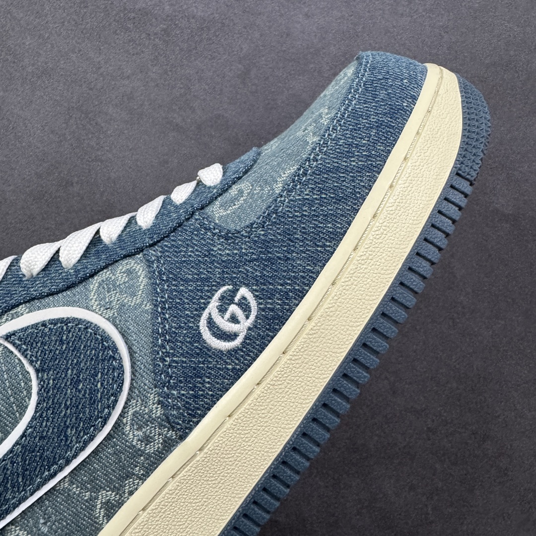 图片[5]-【定制版】Gucci x Nike Dunk SB Low 古驰古奇 x 耐克 SB 低帮 牛仔蓝 鞋身整体以浅牛仔蓝打造，搭配牛仔蓝框架覆盖层，使鞋款十分百搭，鞋舌绣标上以GG及Gucci字样呈现，鞋身两侧的Swoosh Logo采用蓝色牛仔点缀，后跟装饰片辅以白色制作，鞋舌是网眼布材料，增强透气性，后跟Nike字样以蓝色刺绣妆点，鞋头处侧边GG字样白色点缀，后跟印有Gucci字样，彰显联名身份；最后以做旧氧化中底搭配蓝色橡胶外底完善整体设计收尾。 货号：SC0601-561 尺码：36 36.5 37.5 38 38.5 39 40 40.5 41 42 42.5 43 44 44.5 45 编码：HXSB310320-选品中心