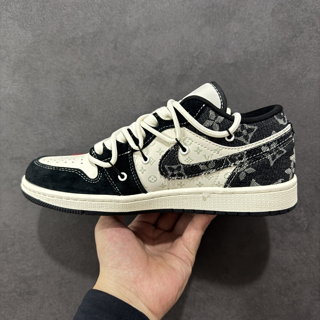 图片[2]-【定制版】Louis Vuitton x Air Jordan 1 Low 路易威登LV x AJ1 低帮 黑白解构鞋带 AJ1 乔丹1代 aj1 乔1 低邦 黑白解构 乔丹篮球鞋系列 鞋身整体以米白色为底搭配黑色框架覆盖层，鞋身两侧Swoosh Logo采用黑色牛仔点缀，鞋舌上以LV及Louis Vuitton字样呈现，鞋头处LV字样白色点缀，后跟Wings Logo采用白色压印呈现，后跟印有Louis Vuitton字样，彰显联名身份；最后以米白色中底搭配黑色橡胶外底完善整体设计收尾。 货号：YX5066-383 尺码：36 36.5 37.5 38 38.5 39 40 40.5 41 42 42.5 43 44 44.5 45 编码：HXSB250260-选品中心