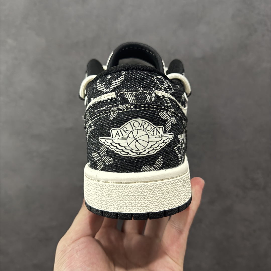 图片[4]-【定制版】Louis Vuitton x Air Jordan 1 Low 路易威登LV x AJ1 低帮 黑白解构鞋带 AJ1 乔丹1代 aj1 乔1 低邦 黑白解构 乔丹篮球鞋系列 鞋身整体以米白色为底搭配黑色框架覆盖层，鞋身两侧Swoosh Logo采用黑色牛仔点缀，鞋舌上以LV及Louis Vuitton字样呈现，鞋头处LV字样白色点缀，后跟Wings Logo采用白色压印呈现，后跟印有Louis Vuitton字样，彰显联名身份；最后以米白色中底搭配黑色橡胶外底完善整体设计收尾。 货号：YX5066-383 尺码：36 36.5 37.5 38 38.5 39 40 40.5 41 42 42.5 43 44 44.5 45 编码：HXSB250260-选品中心
