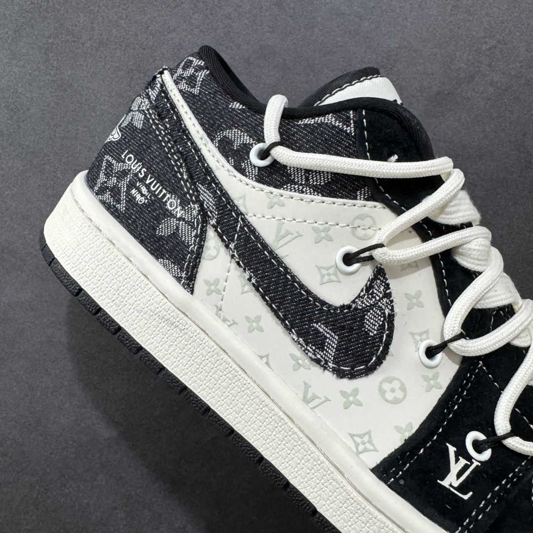 图片[6]-【定制版】Louis Vuitton x Air Jordan 1 Low 路易威登LV x AJ1 低帮 黑白解构鞋带 AJ1 乔丹1代 aj1 乔1 低邦 黑白解构 乔丹篮球鞋系列 鞋身整体以米白色为底搭配黑色框架覆盖层，鞋身两侧Swoosh Logo采用黑色牛仔点缀，鞋舌上以LV及Louis Vuitton字样呈现，鞋头处LV字样白色点缀，后跟Wings Logo采用白色压印呈现，后跟印有Louis Vuitton字样，彰显联名身份；最后以米白色中底搭配黑色橡胶外底完善整体设计收尾。 货号：YX5066-383 尺码：36 36.5 37.5 38 38.5 39 40 40.5 41 42 42.5 43 44 44.5 45 编码：HXSB250260-选品中心