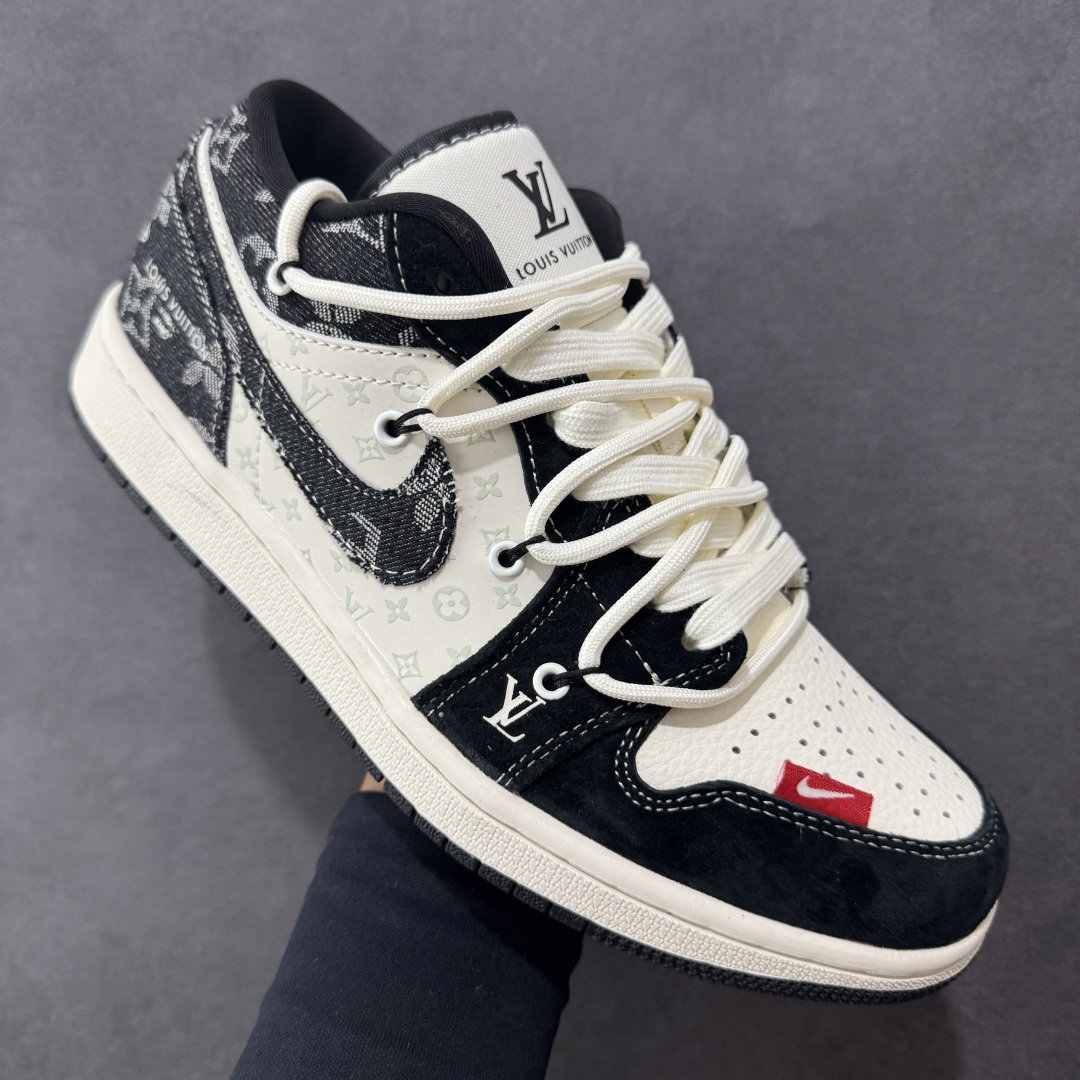 图片[3]-【定制版】Louis Vuitton x Air Jordan 1 Low 路易威登LV x AJ1 低帮 黑白解构鞋带 AJ1 乔丹1代 aj1 乔1 低邦 黑白解构 乔丹篮球鞋系列 鞋身整体以米白色为底搭配黑色框架覆盖层，鞋身两侧Swoosh Logo采用黑色牛仔点缀，鞋舌上以LV及Louis Vuitton字样呈现，鞋头处LV字样白色点缀，后跟Wings Logo采用白色压印呈现，后跟印有Louis Vuitton字样，彰显联名身份；最后以米白色中底搭配黑色橡胶外底完善整体设计收尾。 货号：YX5066-383 尺码：36 36.5 37.5 38 38.5 39 40 40.5 41 42 42.5 43 44 44.5 45 编码：HXSB250260-选品中心