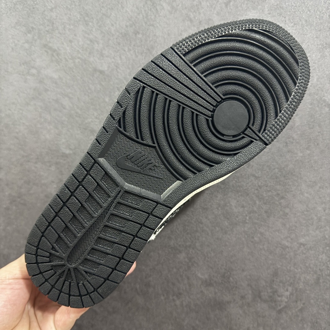 图片[9]-【定制版】Louis Vuitton x Air Jordan 1 Low 路易威登LV x AJ1 低帮 黑白解构鞋带 AJ1 乔丹1代 aj1 乔1 低邦 黑白解构 乔丹篮球鞋系列 鞋身整体以米白色为底搭配黑色框架覆盖层，鞋身两侧Swoosh Logo采用黑色牛仔点缀，鞋舌上以LV及Louis Vuitton字样呈现，鞋头处LV字样白色点缀，后跟Wings Logo采用白色压印呈现，后跟印有Louis Vuitton字样，彰显联名身份；最后以米白色中底搭配黑色橡胶外底完善整体设计收尾。 货号：YX5066-383 尺码：36 36.5 37.5 38 38.5 39 40 40.5 41 42 42.5 43 44 44.5 45 编码：HXSB250260-选品中心