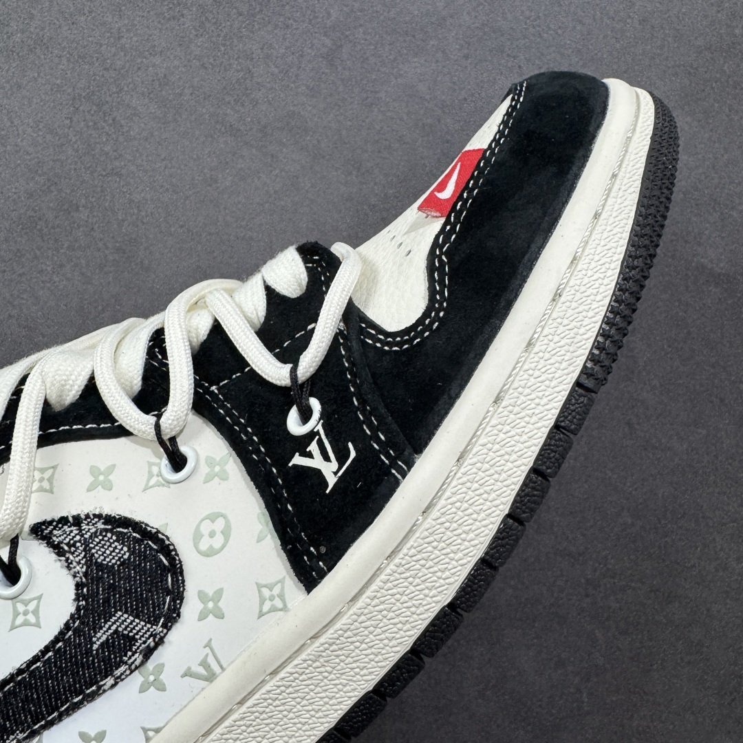 图片[5]-【定制版】Louis Vuitton x Air Jordan 1 Low 路易威登LV x AJ1 低帮 黑白解构鞋带 AJ1 乔丹1代 aj1 乔1 低邦 黑白解构 乔丹篮球鞋系列 鞋身整体以米白色为底搭配黑色框架覆盖层，鞋身两侧Swoosh Logo采用黑色牛仔点缀，鞋舌上以LV及Louis Vuitton字样呈现，鞋头处LV字样白色点缀，后跟Wings Logo采用白色压印呈现，后跟印有Louis Vuitton字样，彰显联名身份；最后以米白色中底搭配黑色橡胶外底完善整体设计收尾。 货号：YX5066-383 尺码：36 36.5 37.5 38 38.5 39 40 40.5 41 42 42.5 43 44 44.5 45 编码：HXSB250260-选品中心